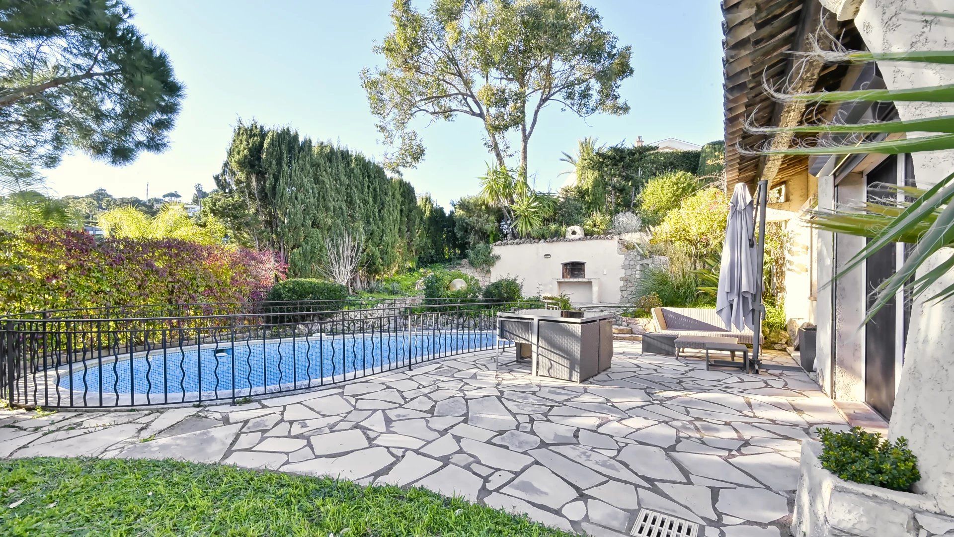 villa 11 Rooms for sale on Golfe-Juan (06220)