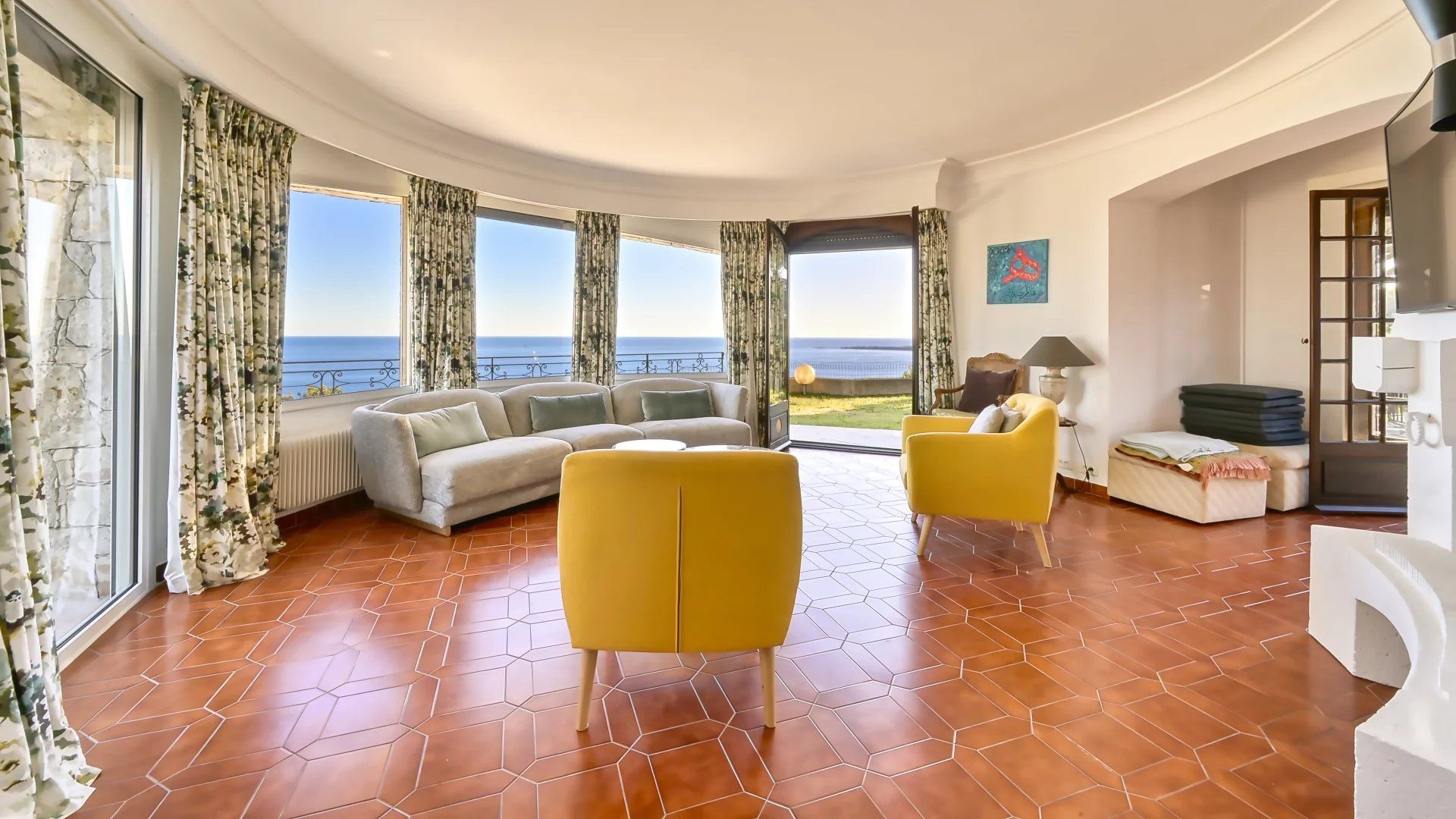 villa 11 Rooms for sale on Golfe-Juan (06220)