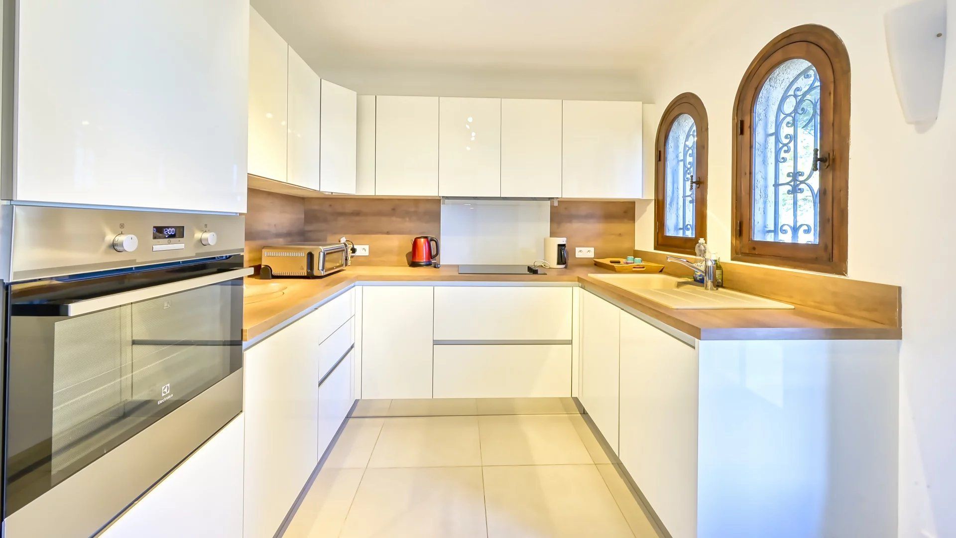 villa 11 Rooms for sale on Golfe-Juan (06220)