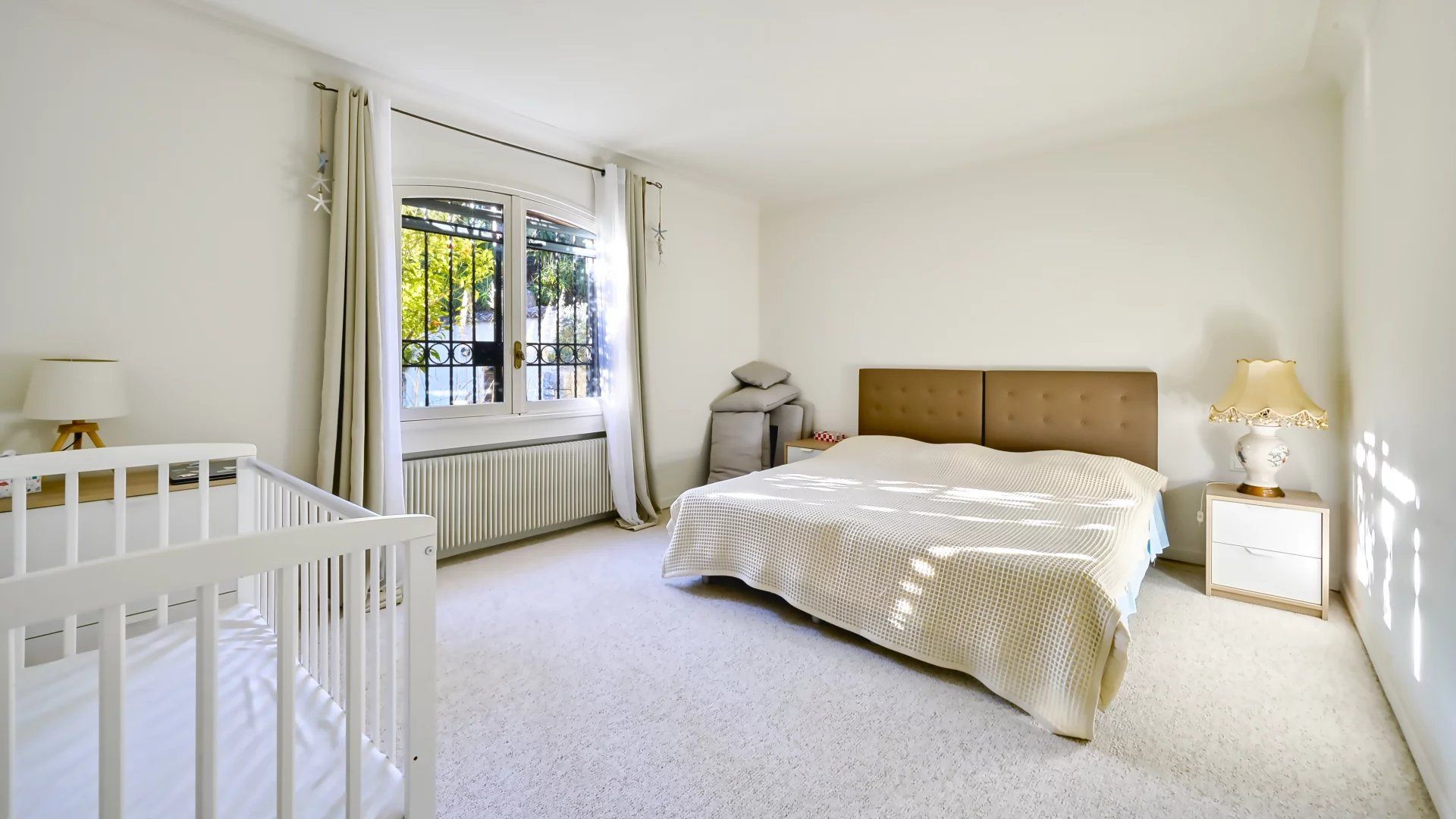 villa 11 Rooms for sale on Golfe-Juan (06220)