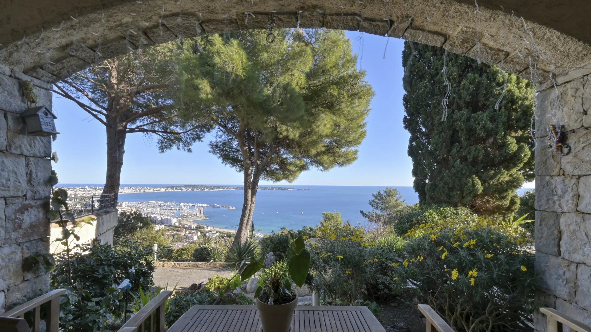 villa 11 Rooms for sale on Golfe-Juan (06220)