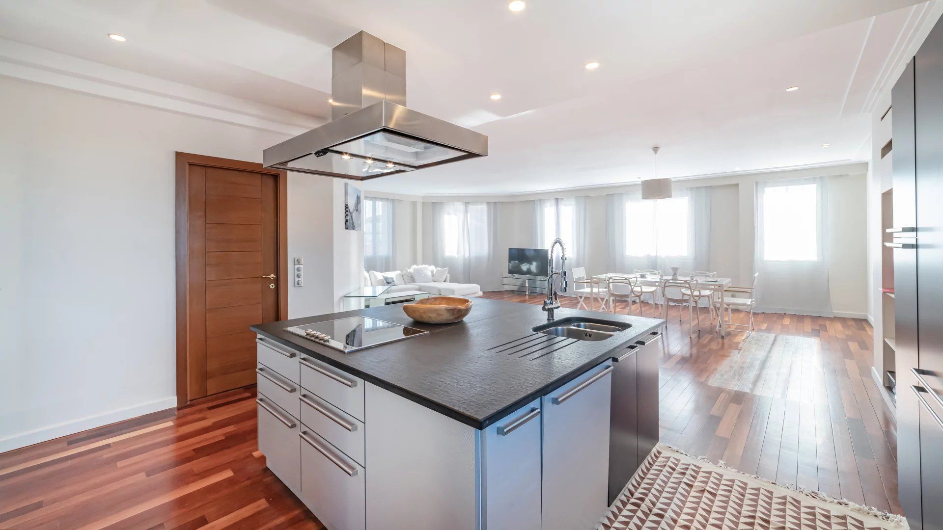 apartment 4 Rooms for sale on Cannes (06400)