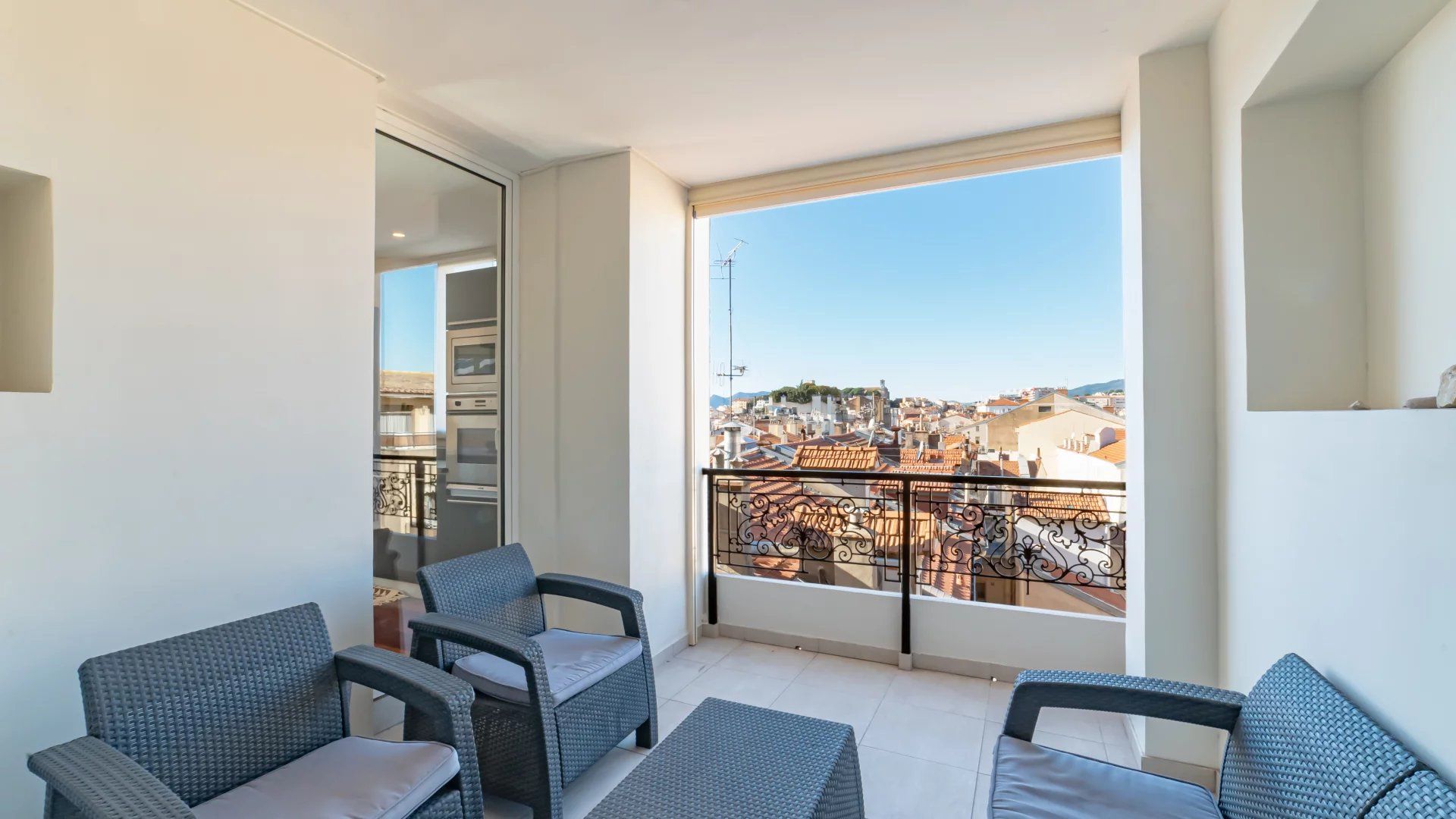 apartment 4 Rooms for sale on Cannes (06400)