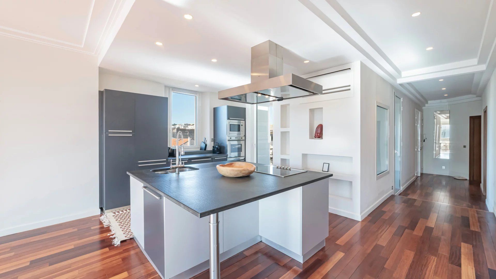 apartment 4 Rooms for sale on Cannes (06400)