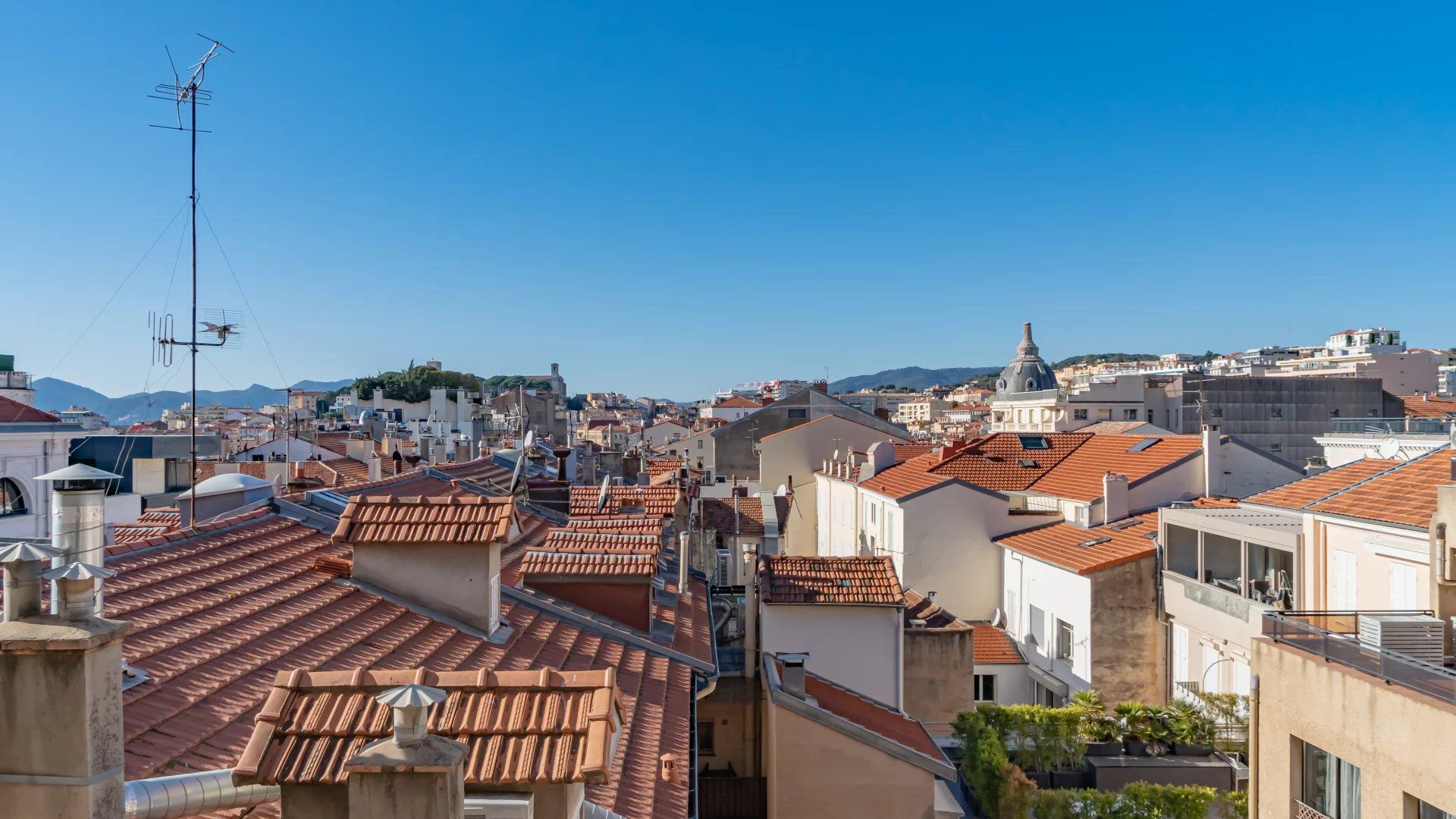 apartment 4 Rooms for sale on Cannes (06400)