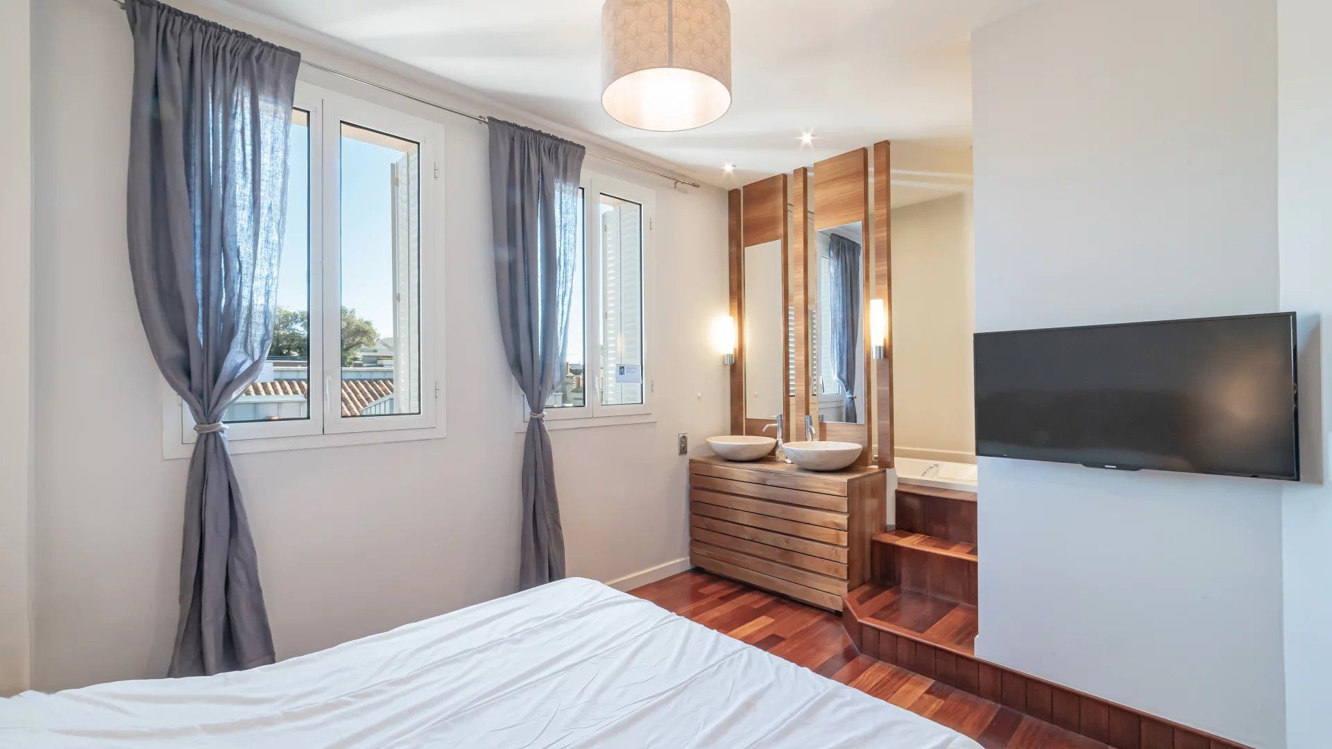 apartment 4 Rooms for sale on Cannes (06400)