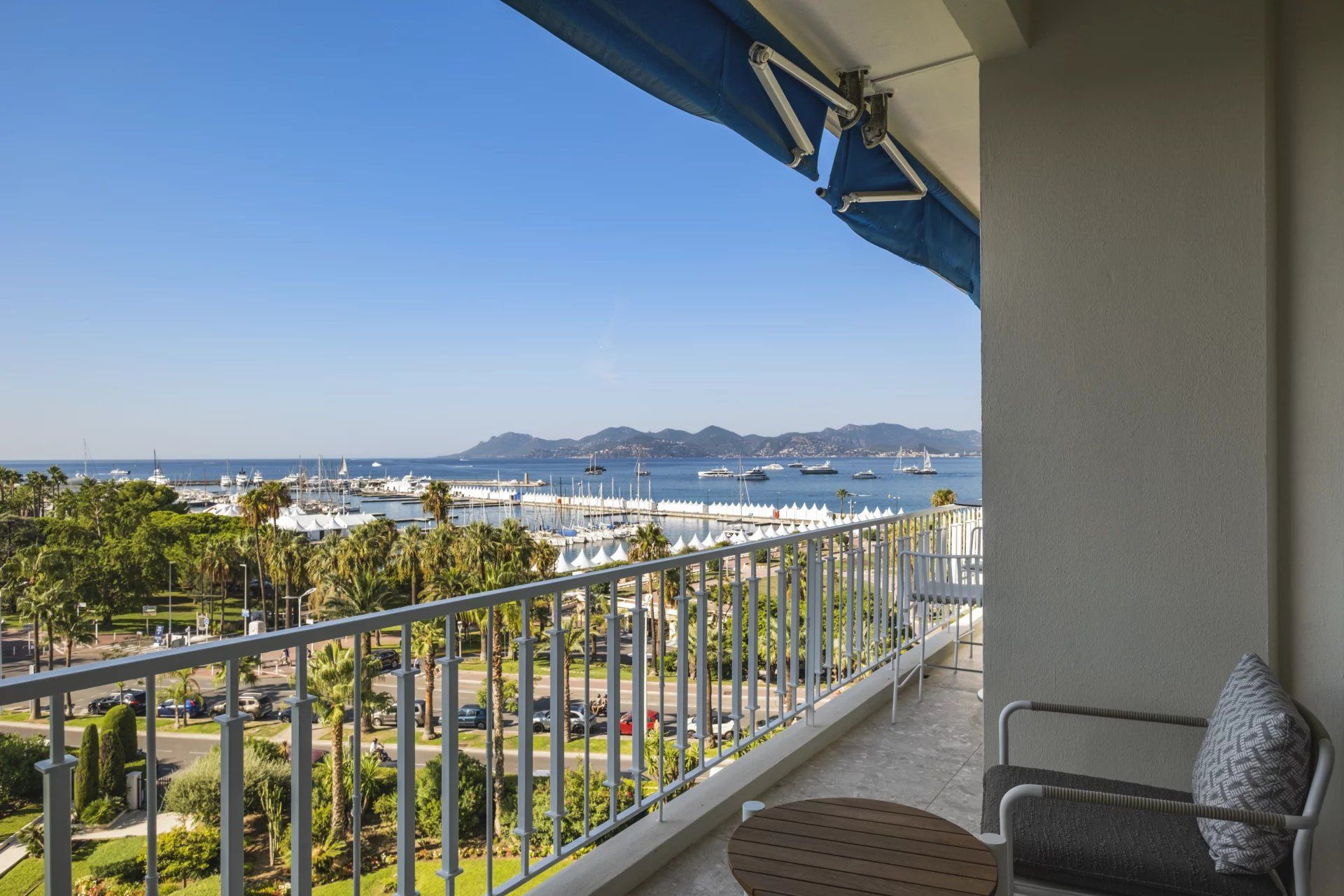 apartment 4 Rooms for sale on Cannes (06400)