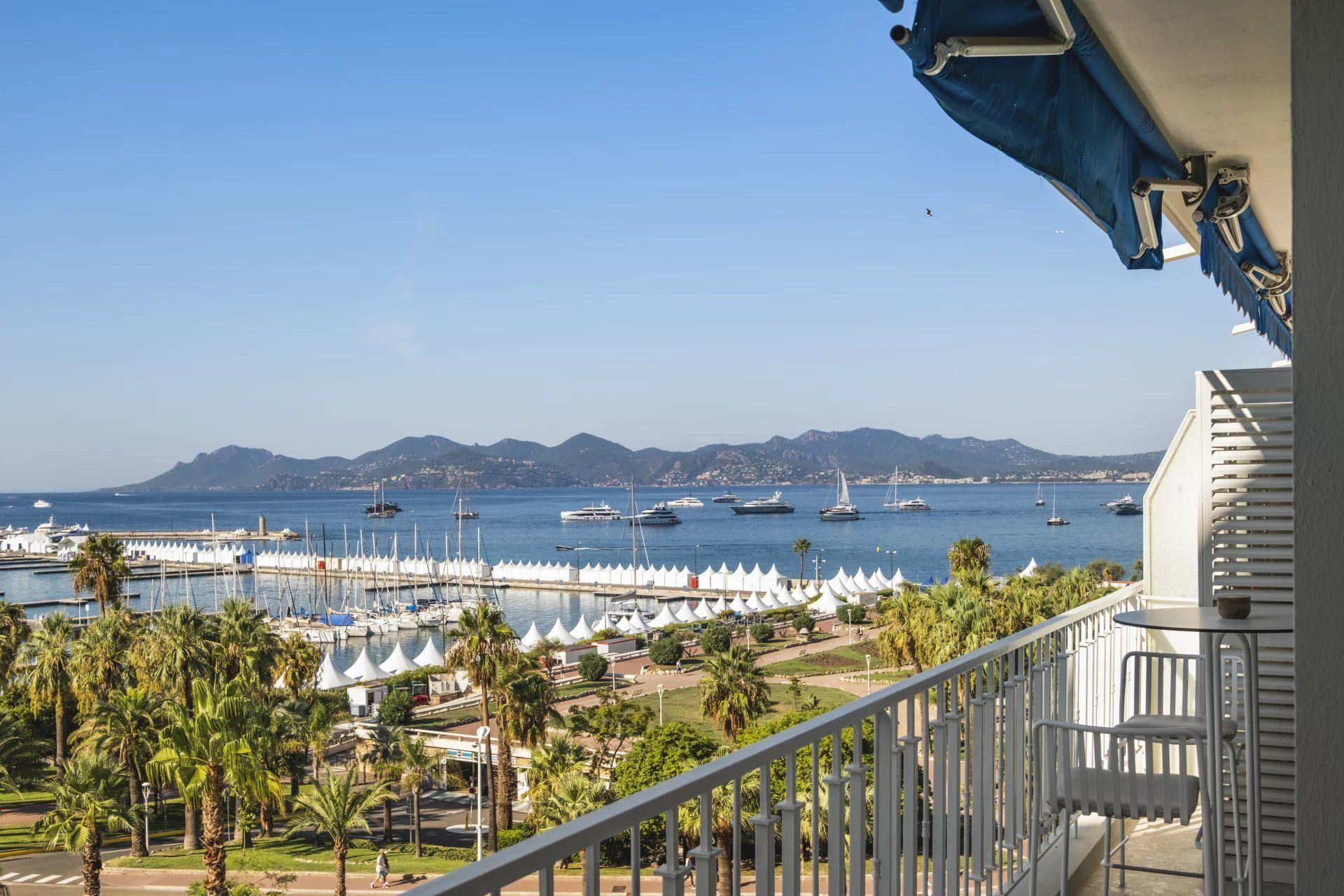 apartment 4 Rooms for sale on Cannes (06400)