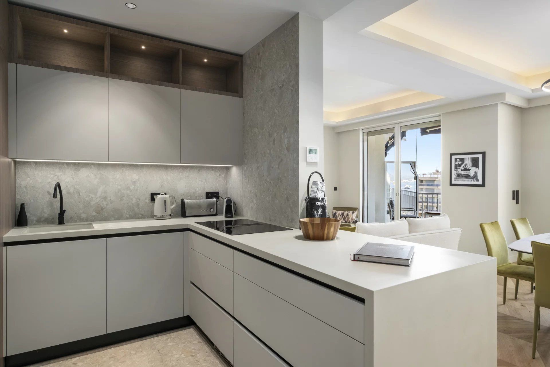 apartment 4 Rooms for sale on Cannes (06400)