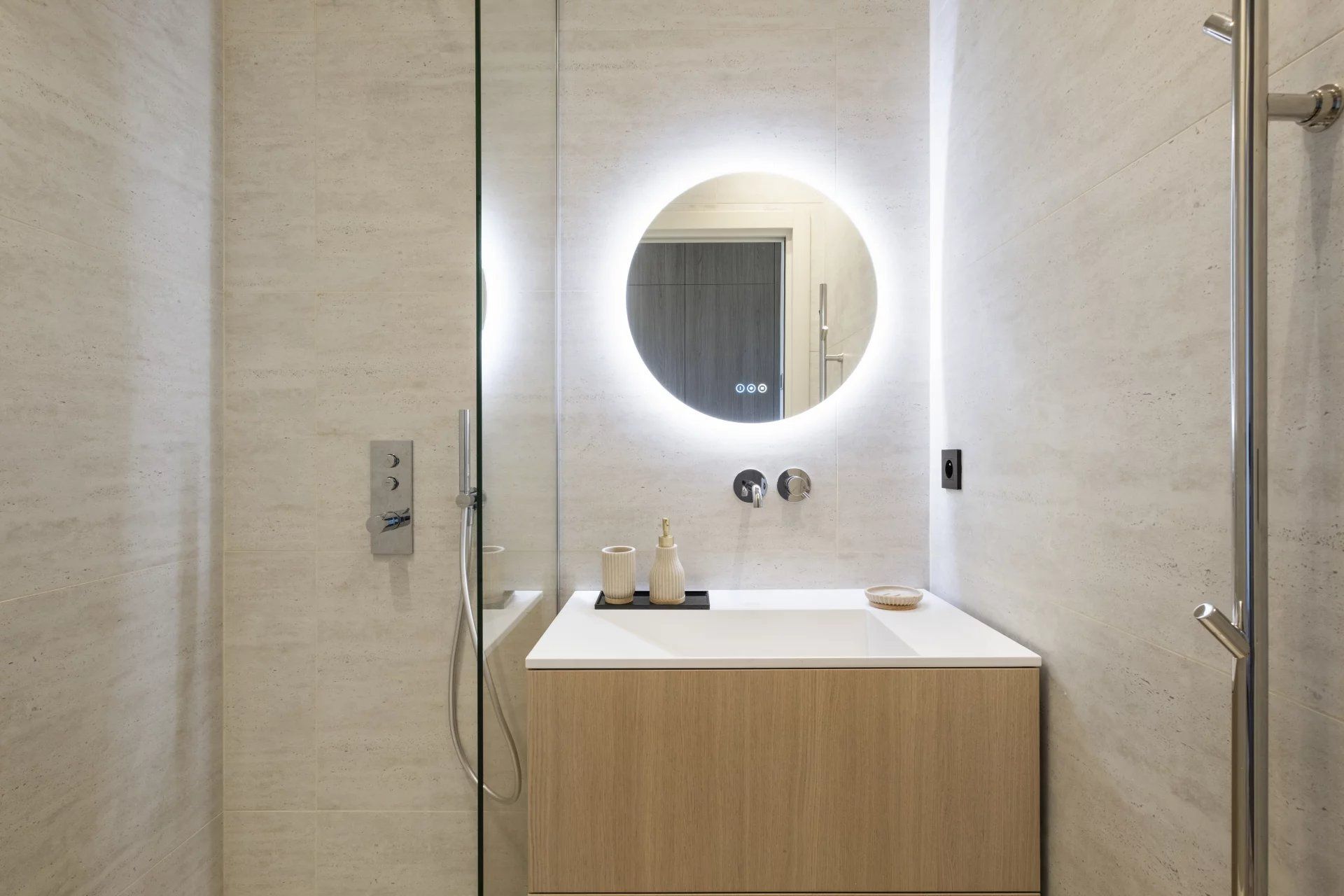 apartment 4 Rooms for sale on Cannes (06400)