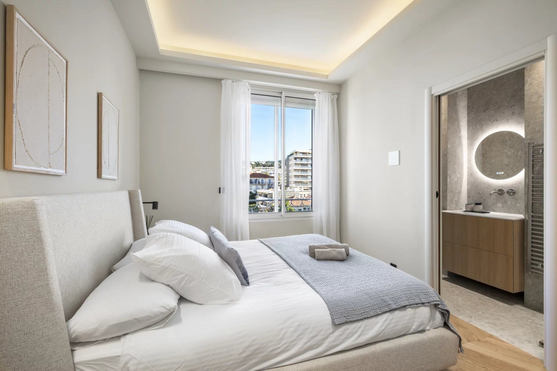 apartment 4 Rooms for sale on Cannes (06400)