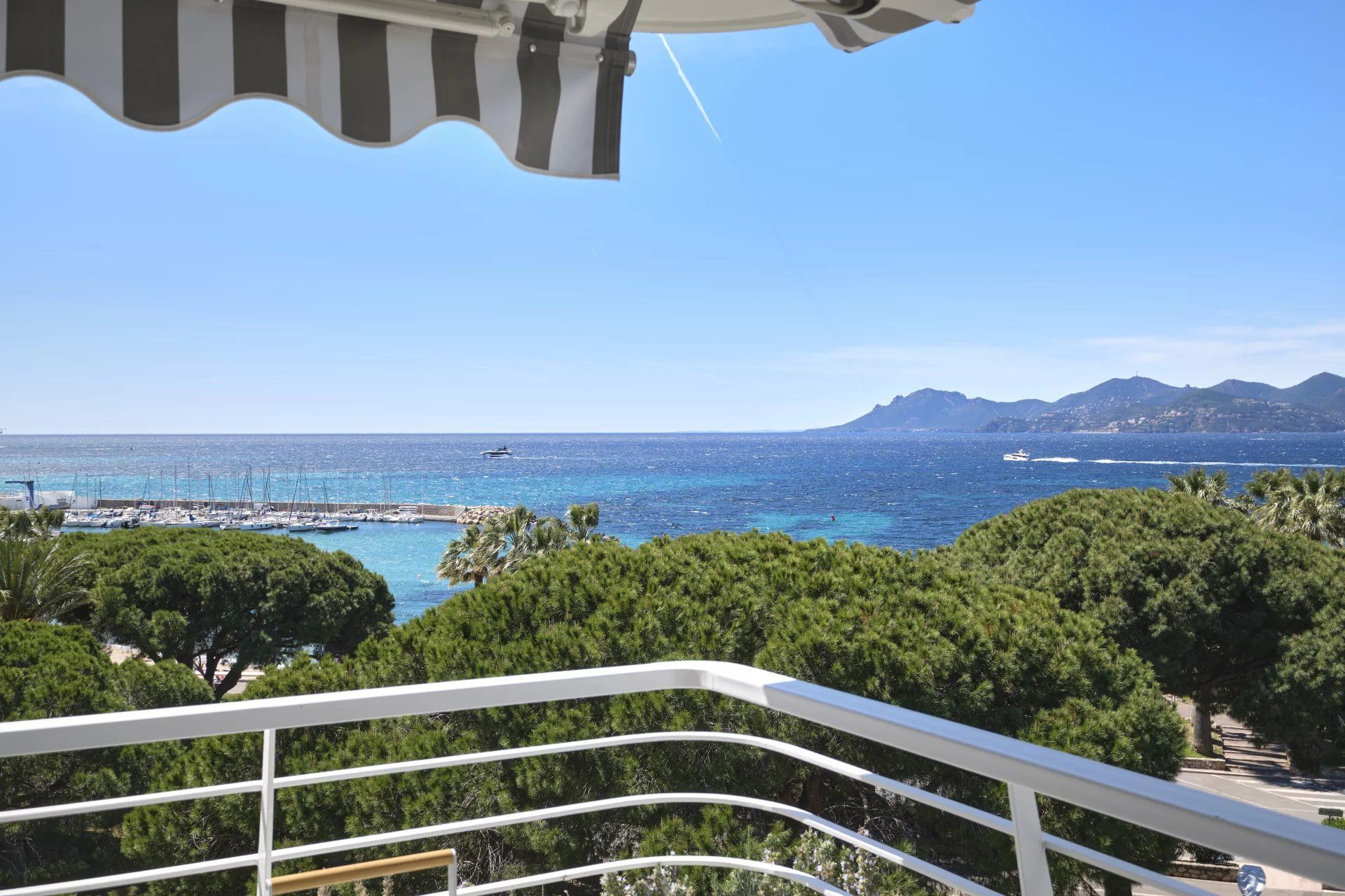 apartment 4 Rooms for sale on Cannes (06400)