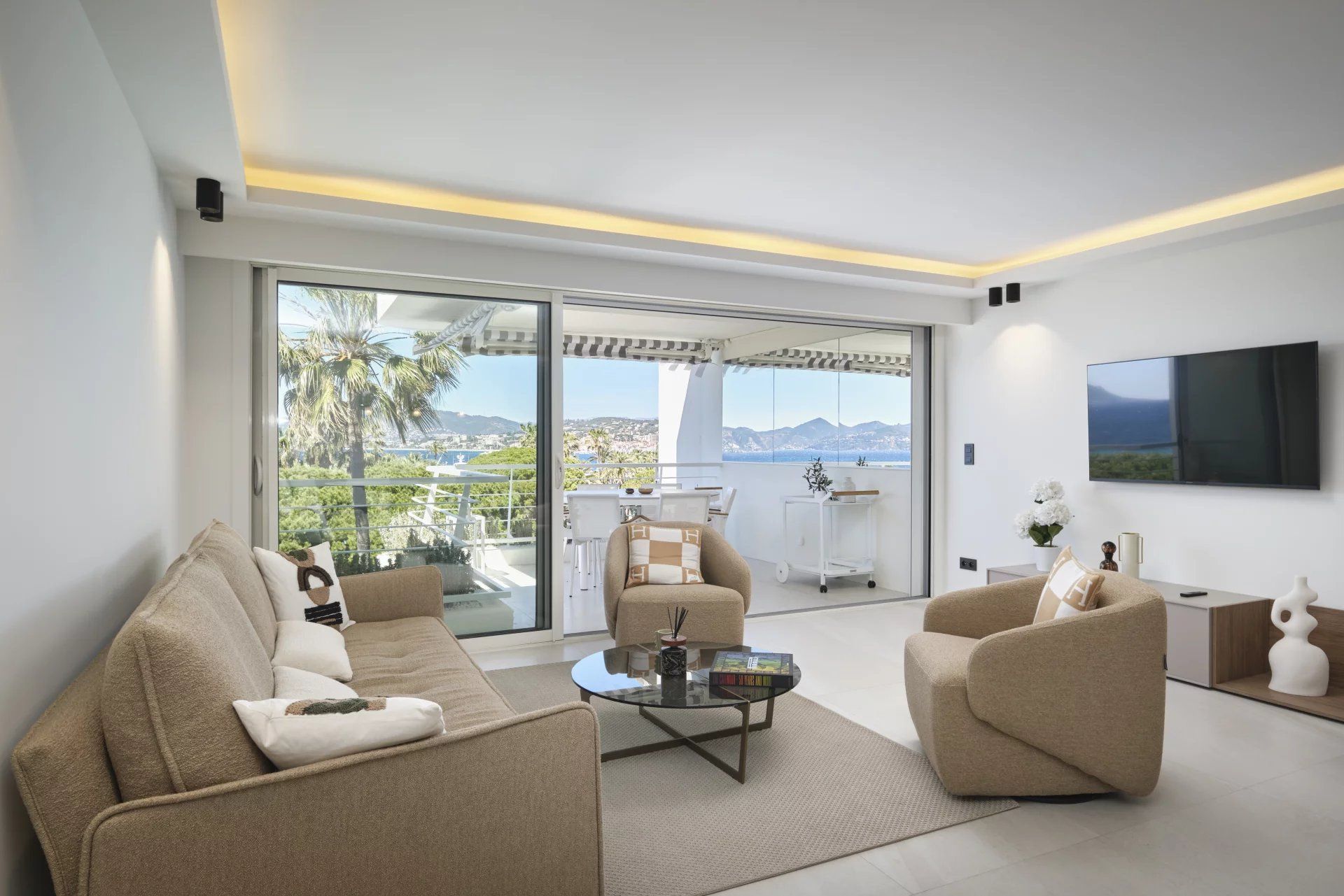 apartment 4 Rooms for sale on Cannes (06400)