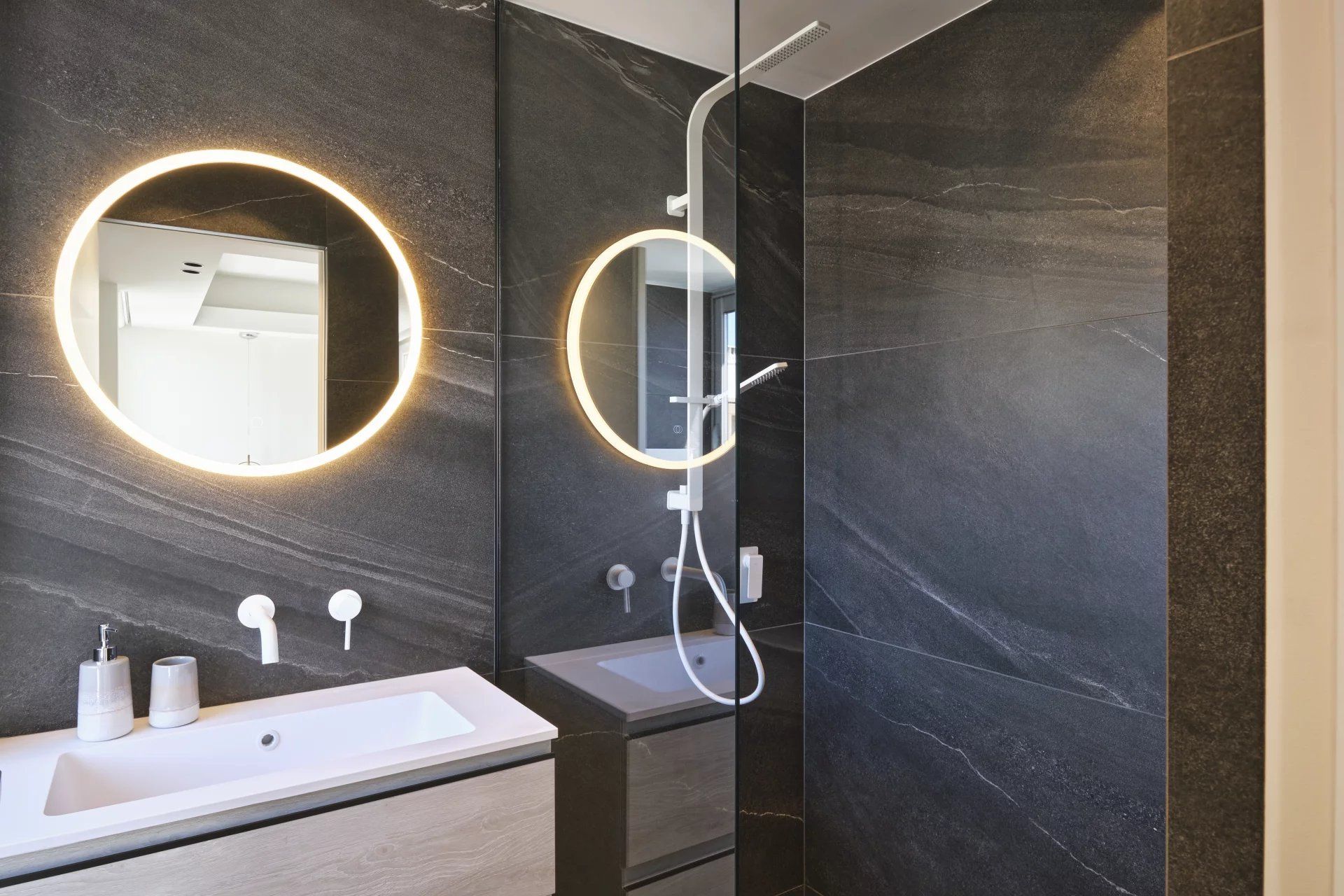 apartment 4 Rooms for sale on Cannes (06400)