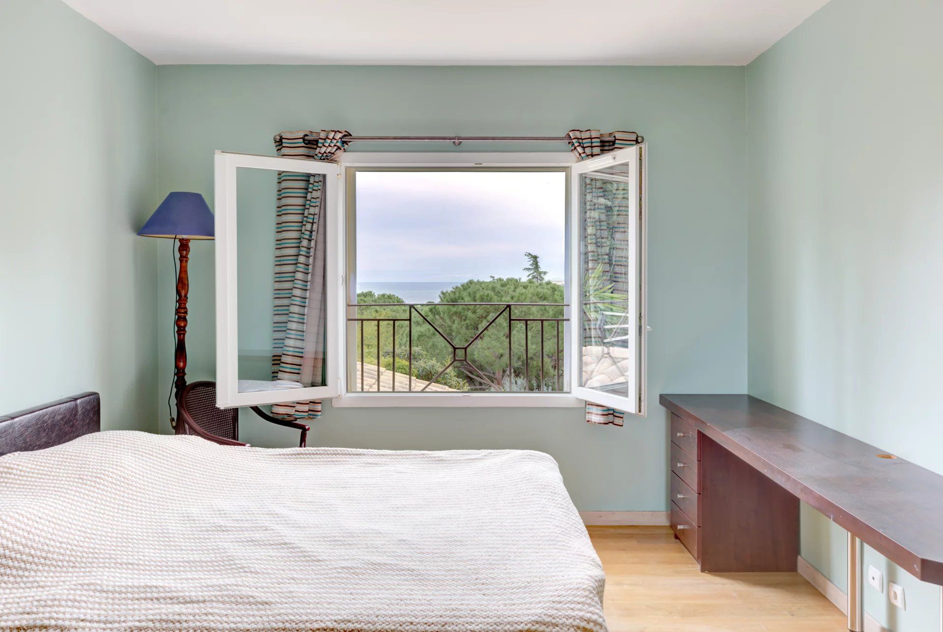 villa 6 Rooms for sale on Nice (06200)