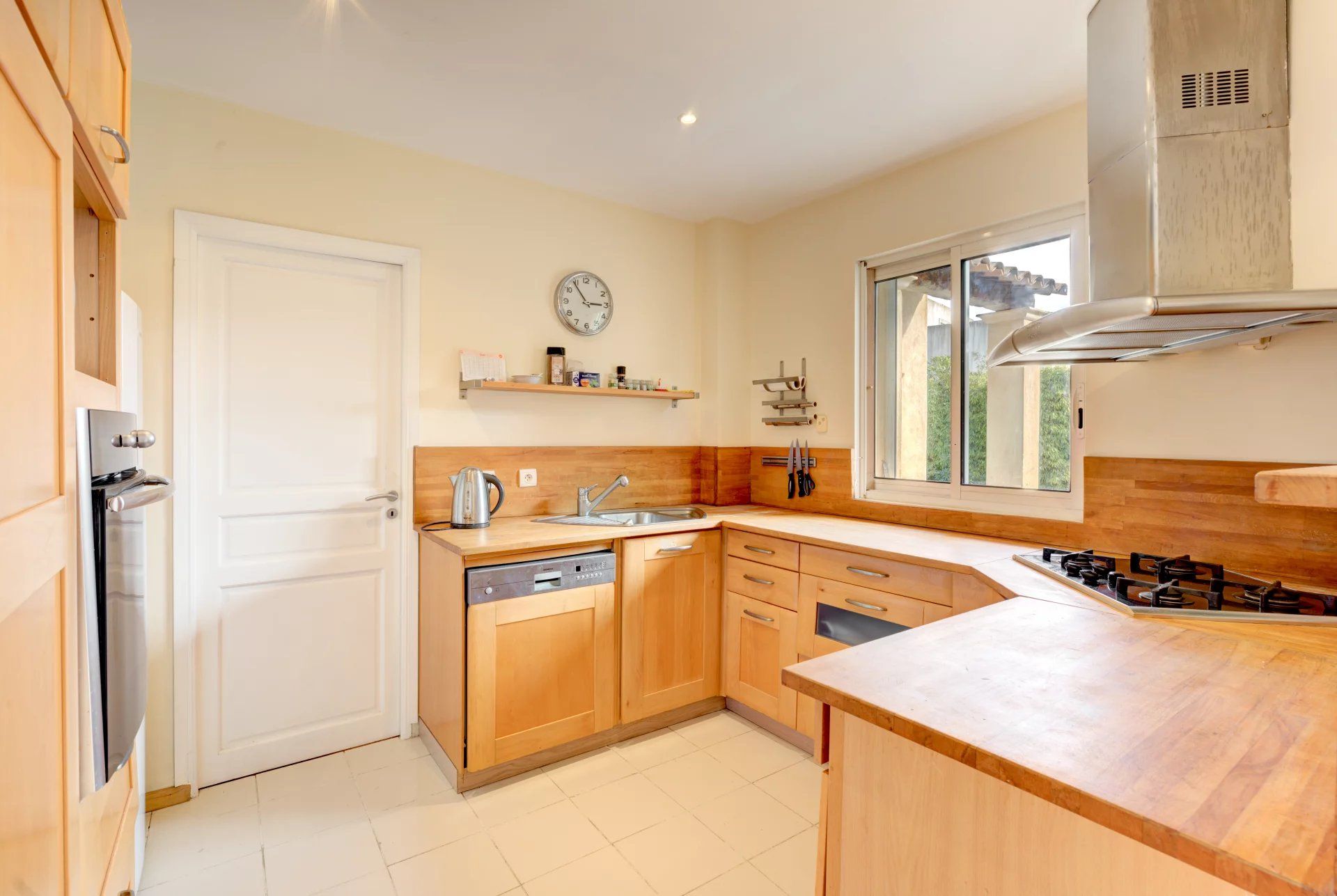 villa 6 Rooms for sale on Nice (06200)