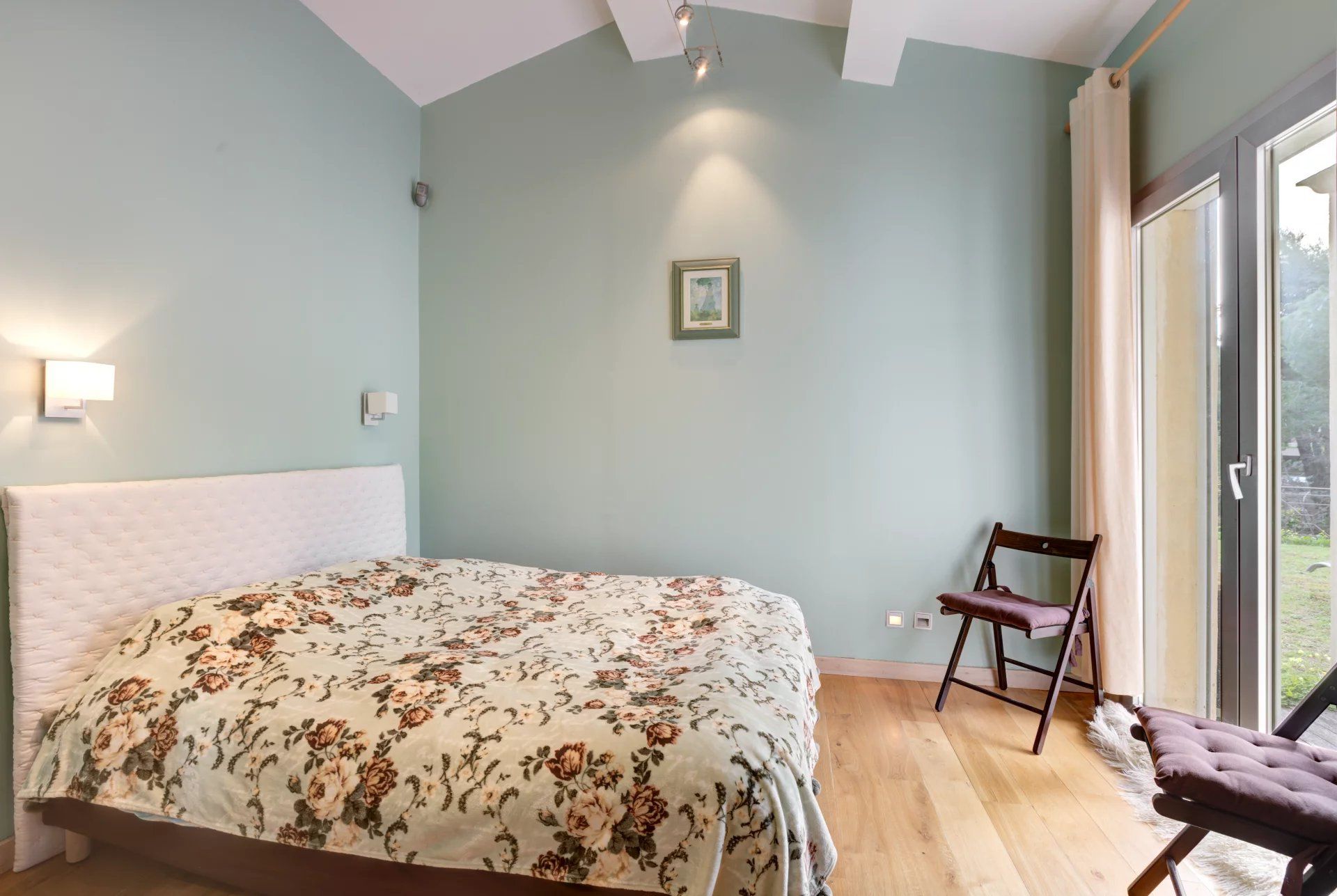 villa 6 Rooms for sale on Nice (06200)