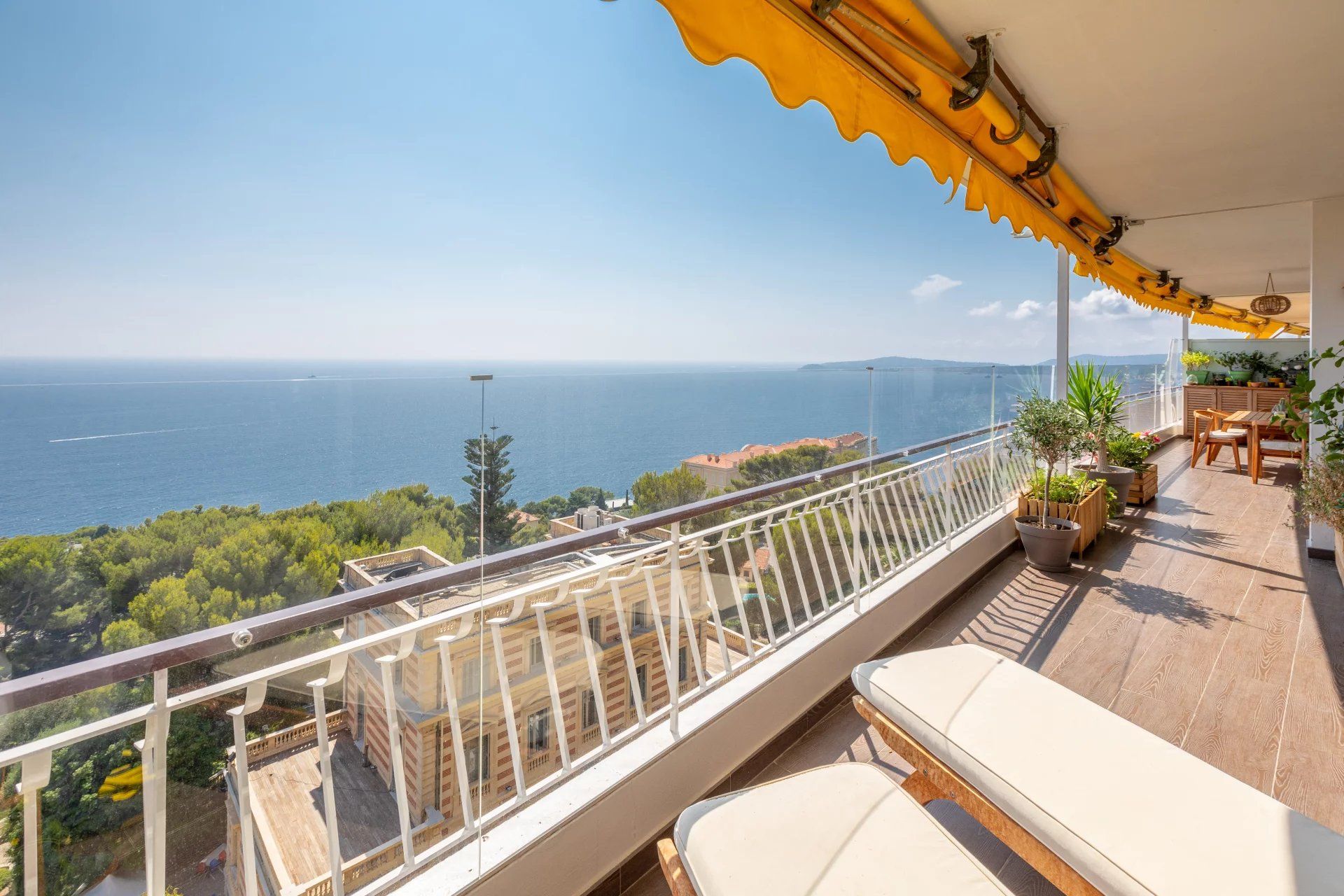 apartment 4 Rooms for sale on Cap-d'Ail (06320)