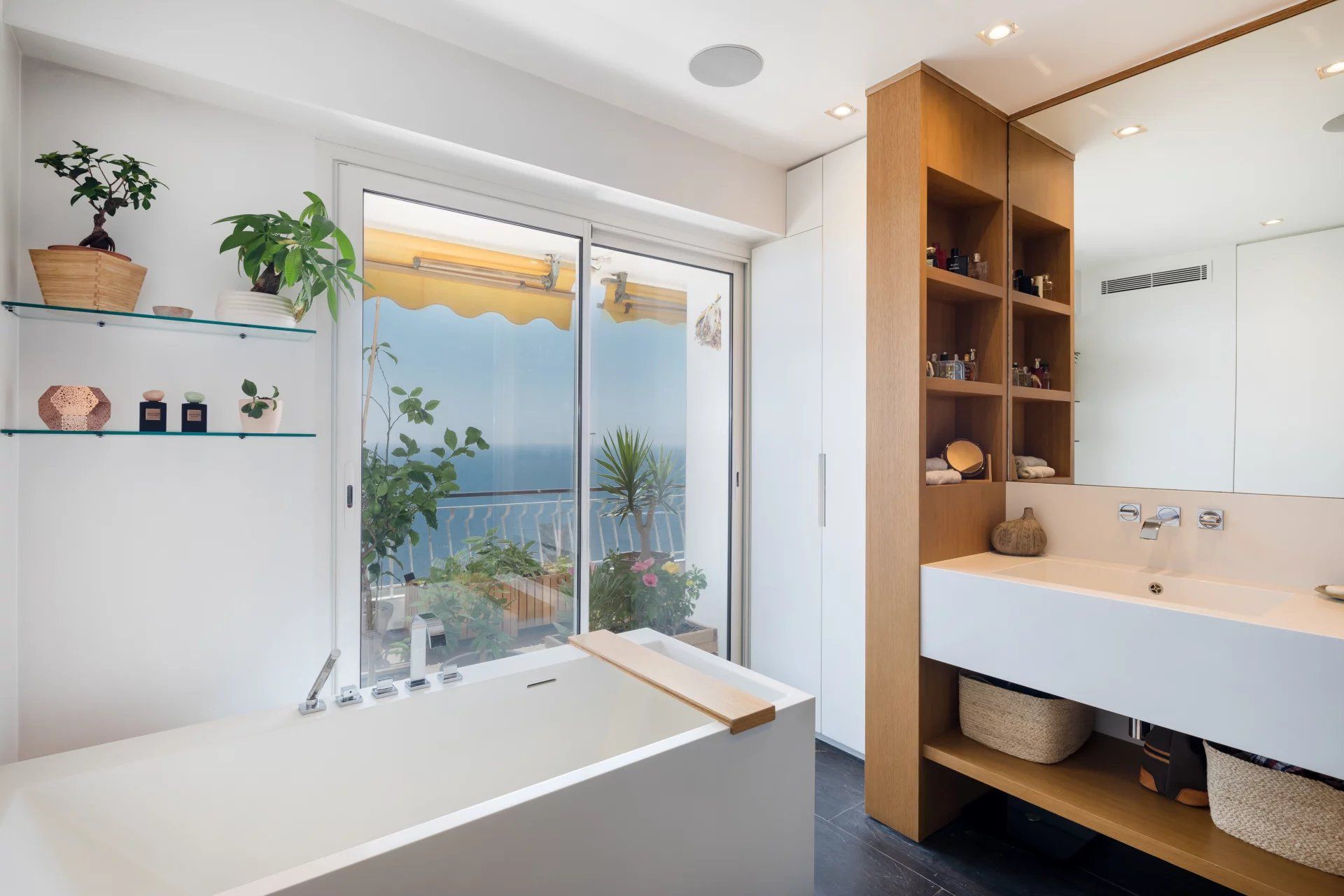 apartment 4 Rooms for sale on Cap-d'Ail (06320)