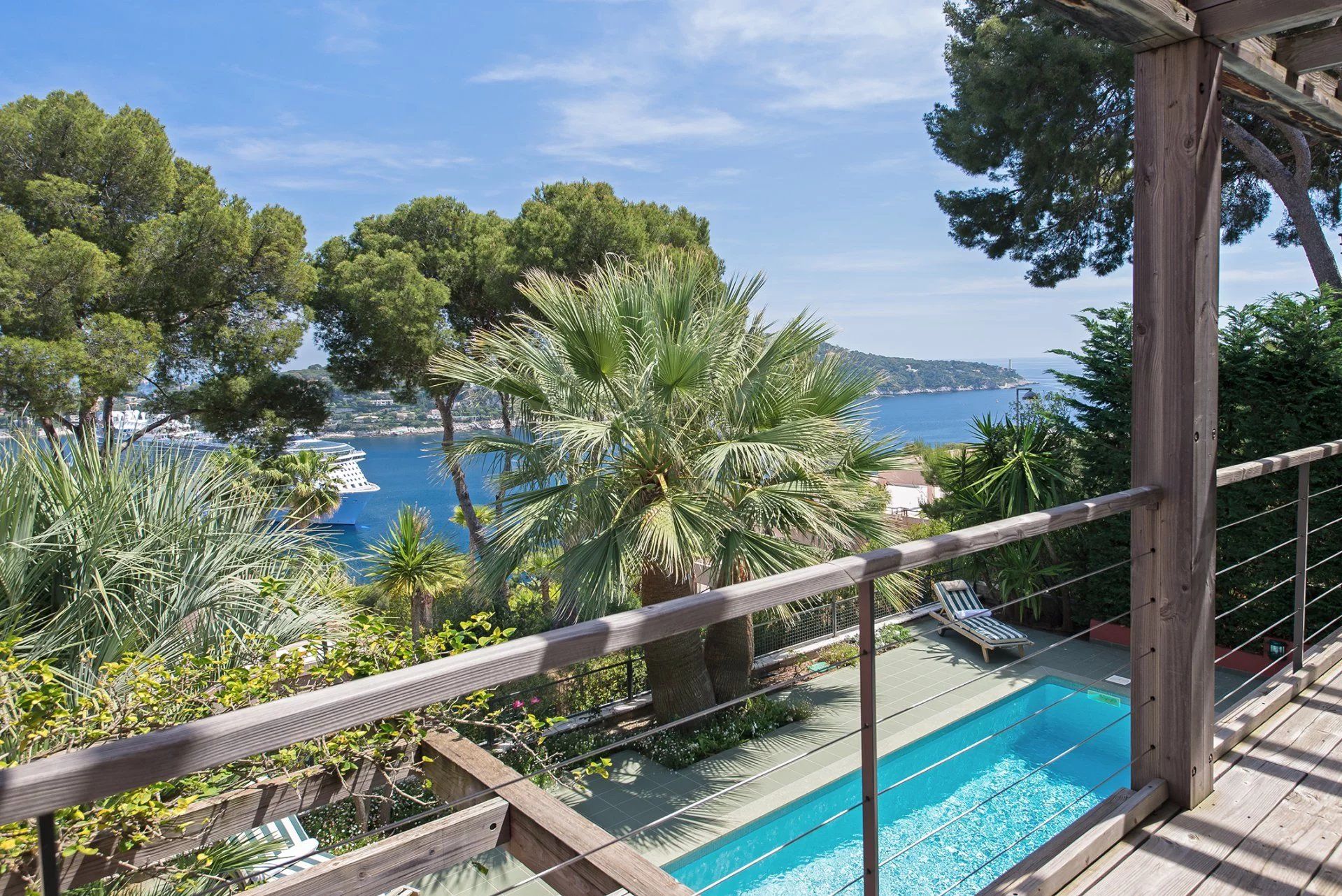 villa 5 Rooms for sale on Nice (06300)