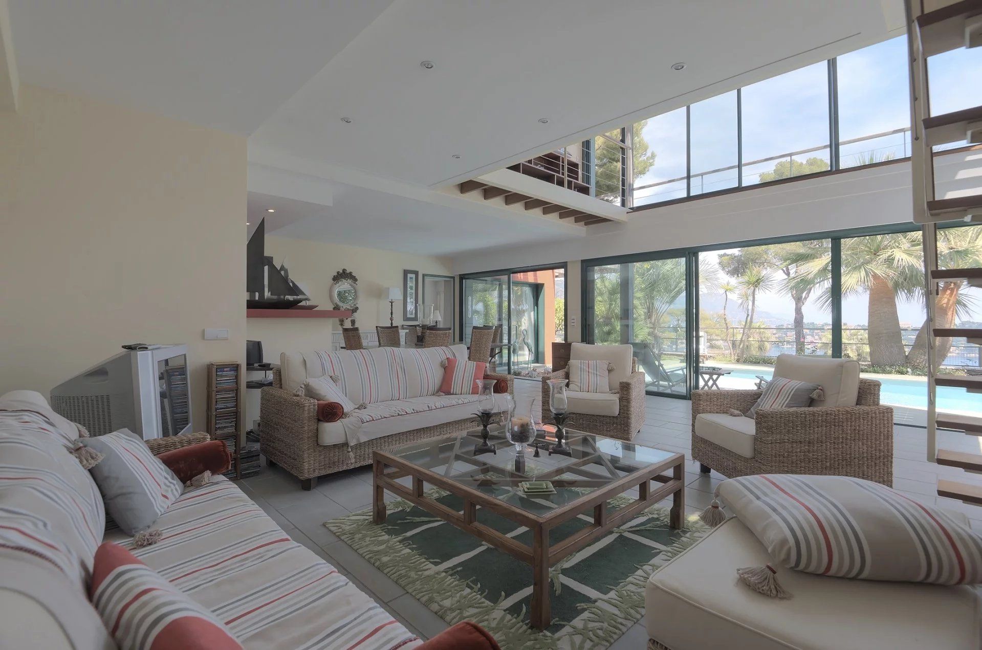 villa 5 Rooms for sale on Nice (06300)