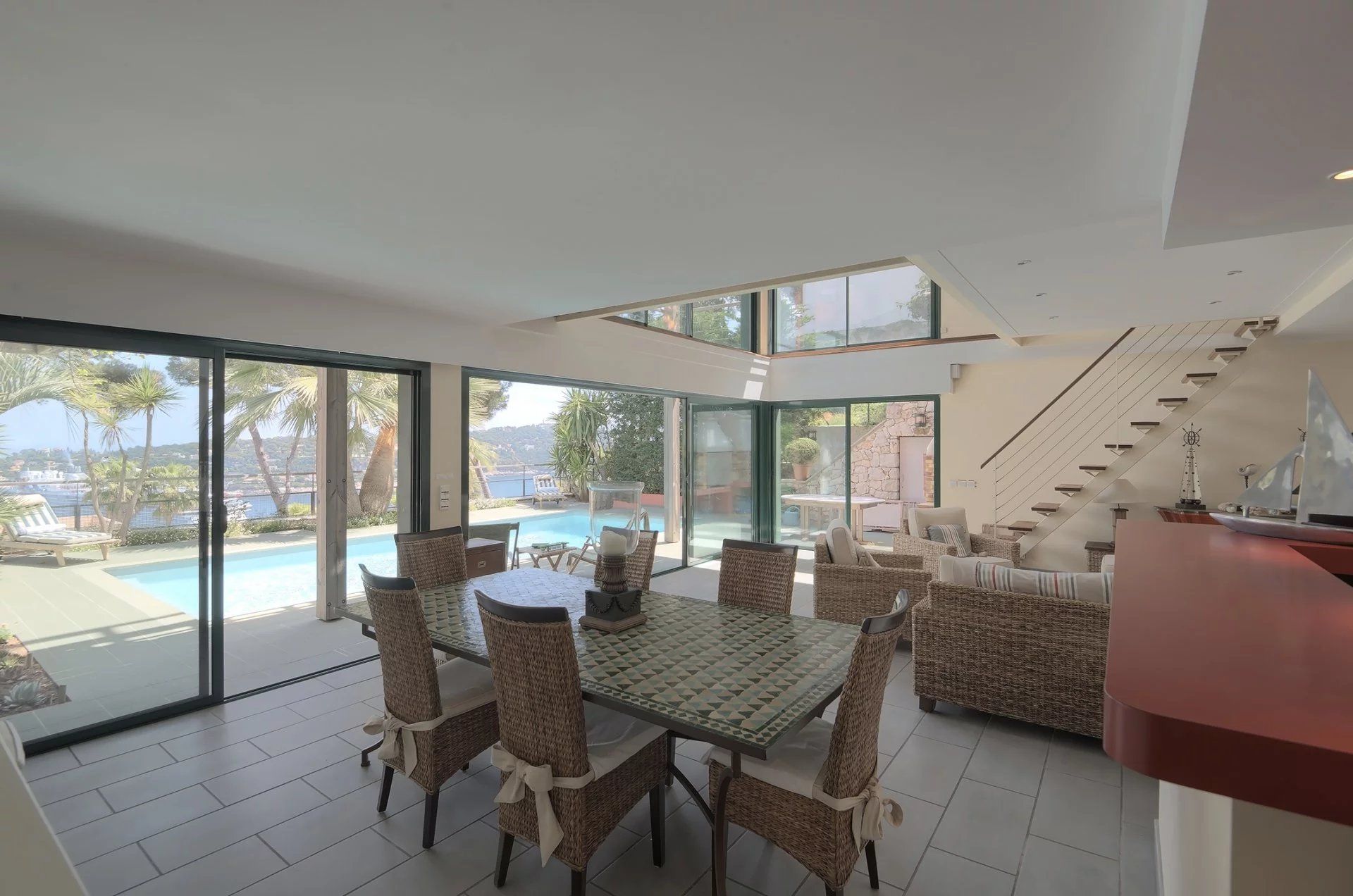 villa 5 Rooms for sale on Nice (06300)