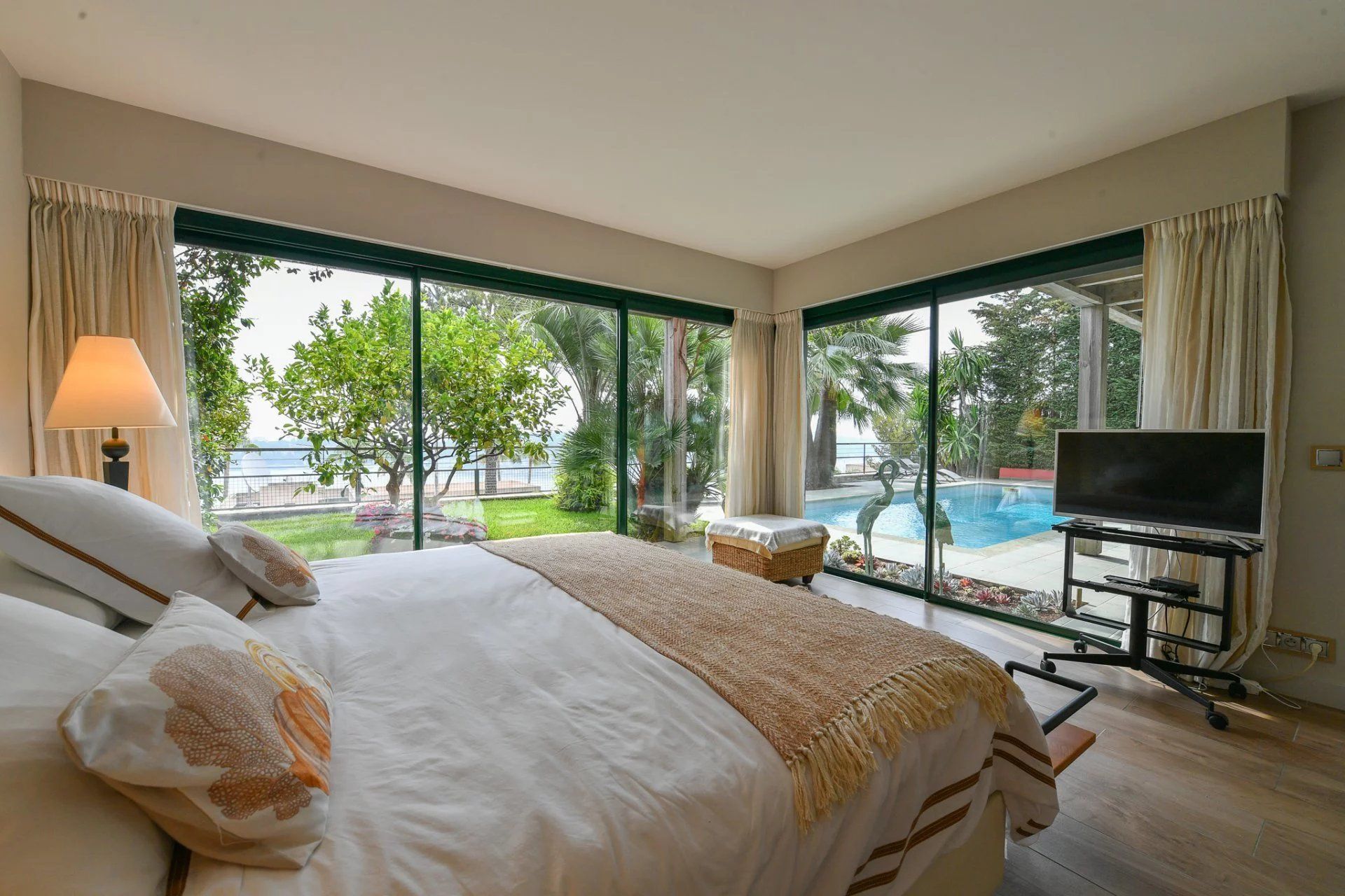 villa 5 Rooms for sale on Nice (06300)