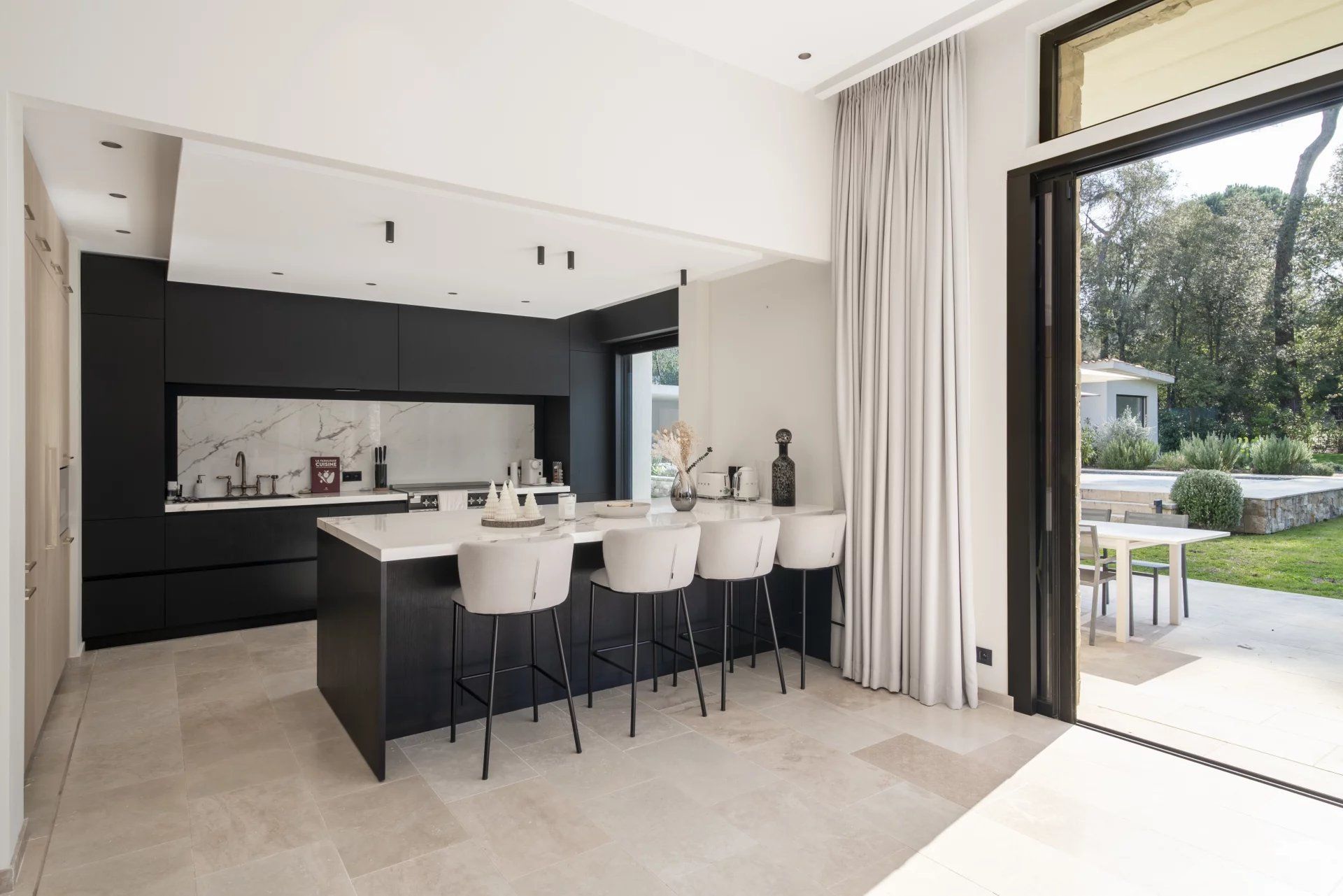 villa 8 Rooms for seasonal rent on Mougins (06250)