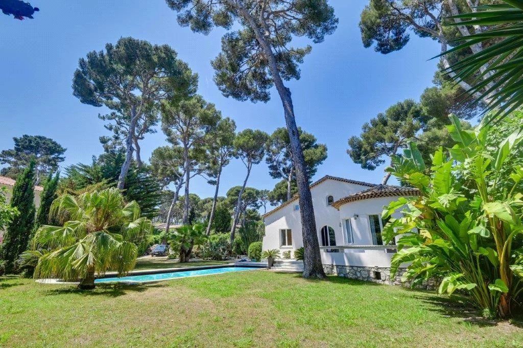villa 7 Rooms for seasonal rent on Antibes (06160)
