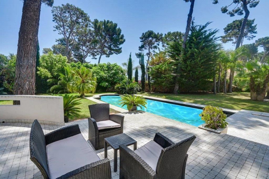 villa 7 Rooms for seasonal rent on Antibes (06160)