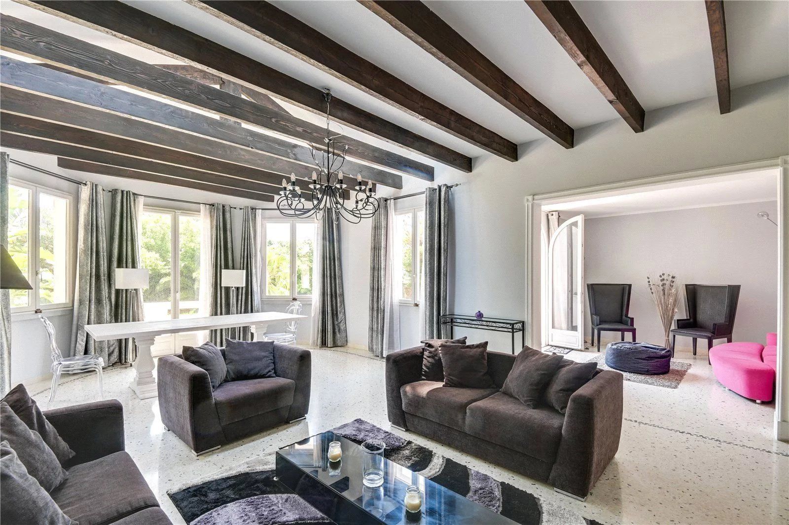 villa 7 Rooms for seasonal rent on Antibes (06160)