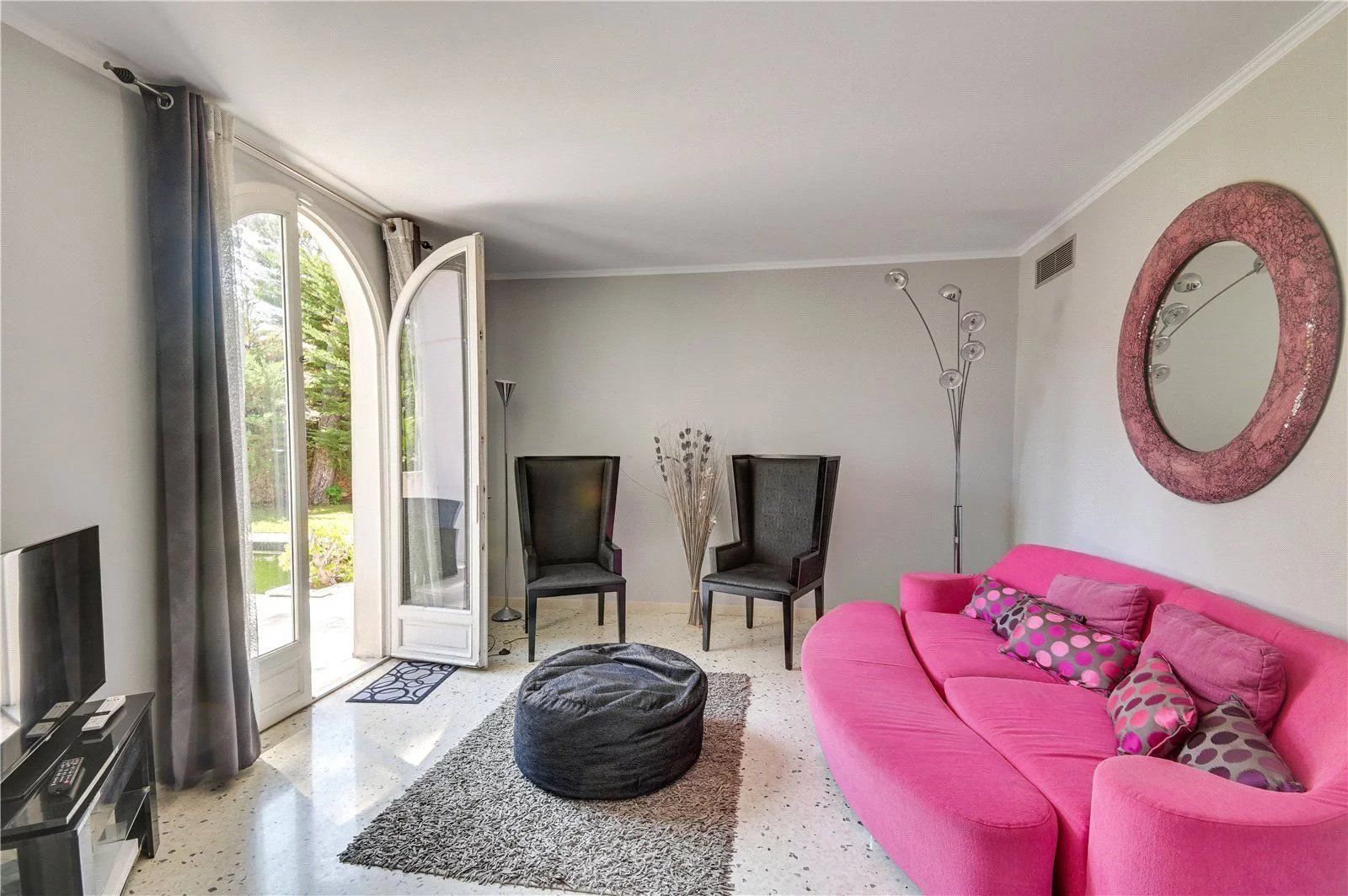 villa 7 Rooms for seasonal rent on Antibes (06160)