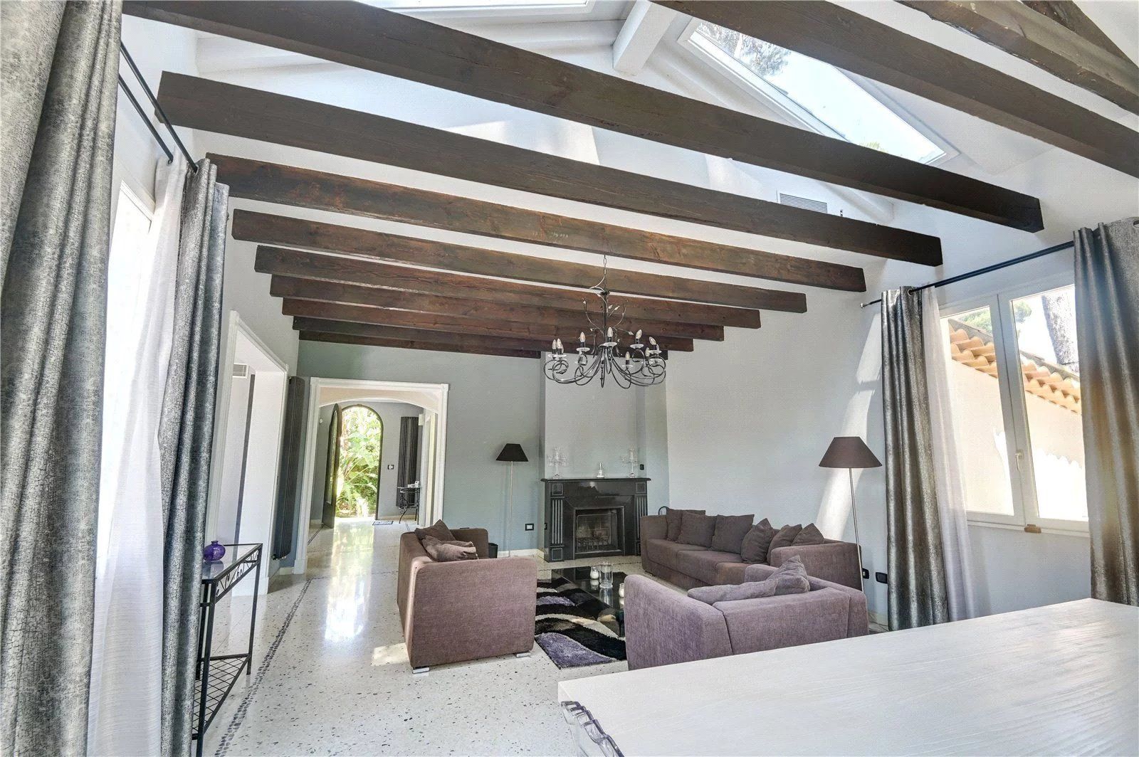 villa 7 Rooms for seasonal rent on Antibes (06160)