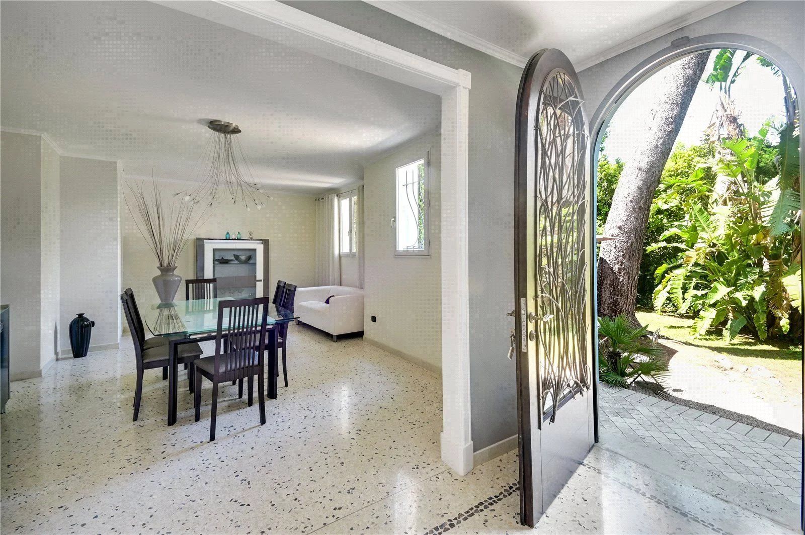 villa 7 Rooms for seasonal rent on Antibes (06160)