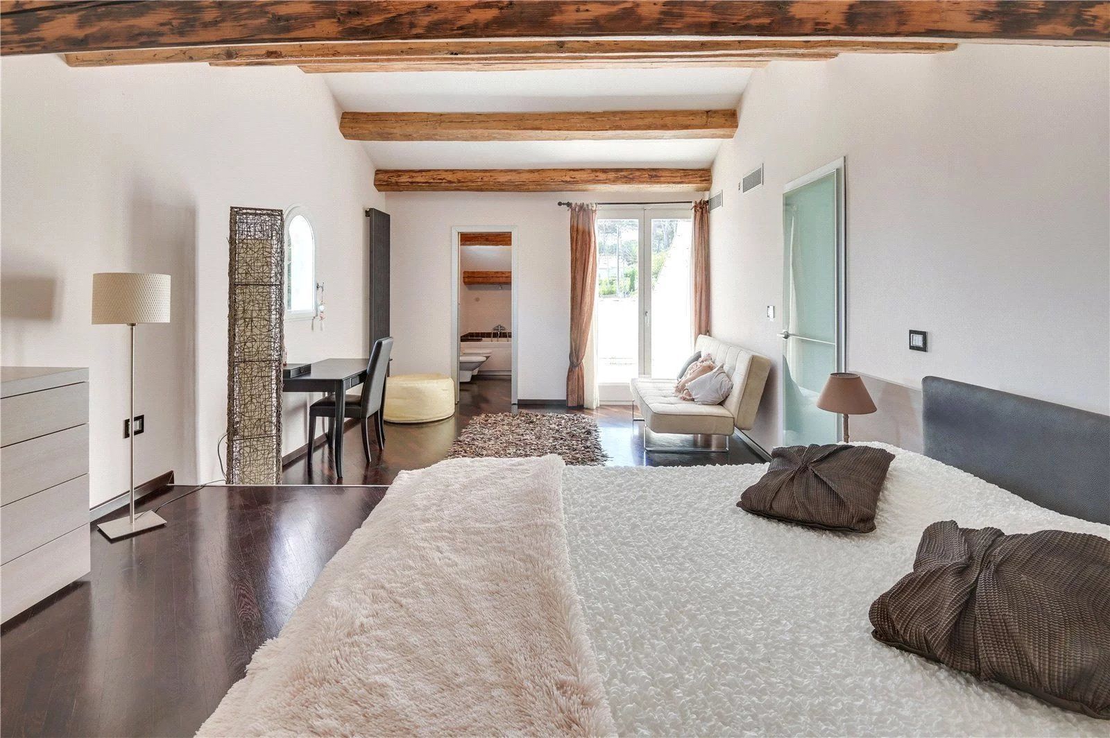 villa 7 Rooms for seasonal rent on Antibes (06160)