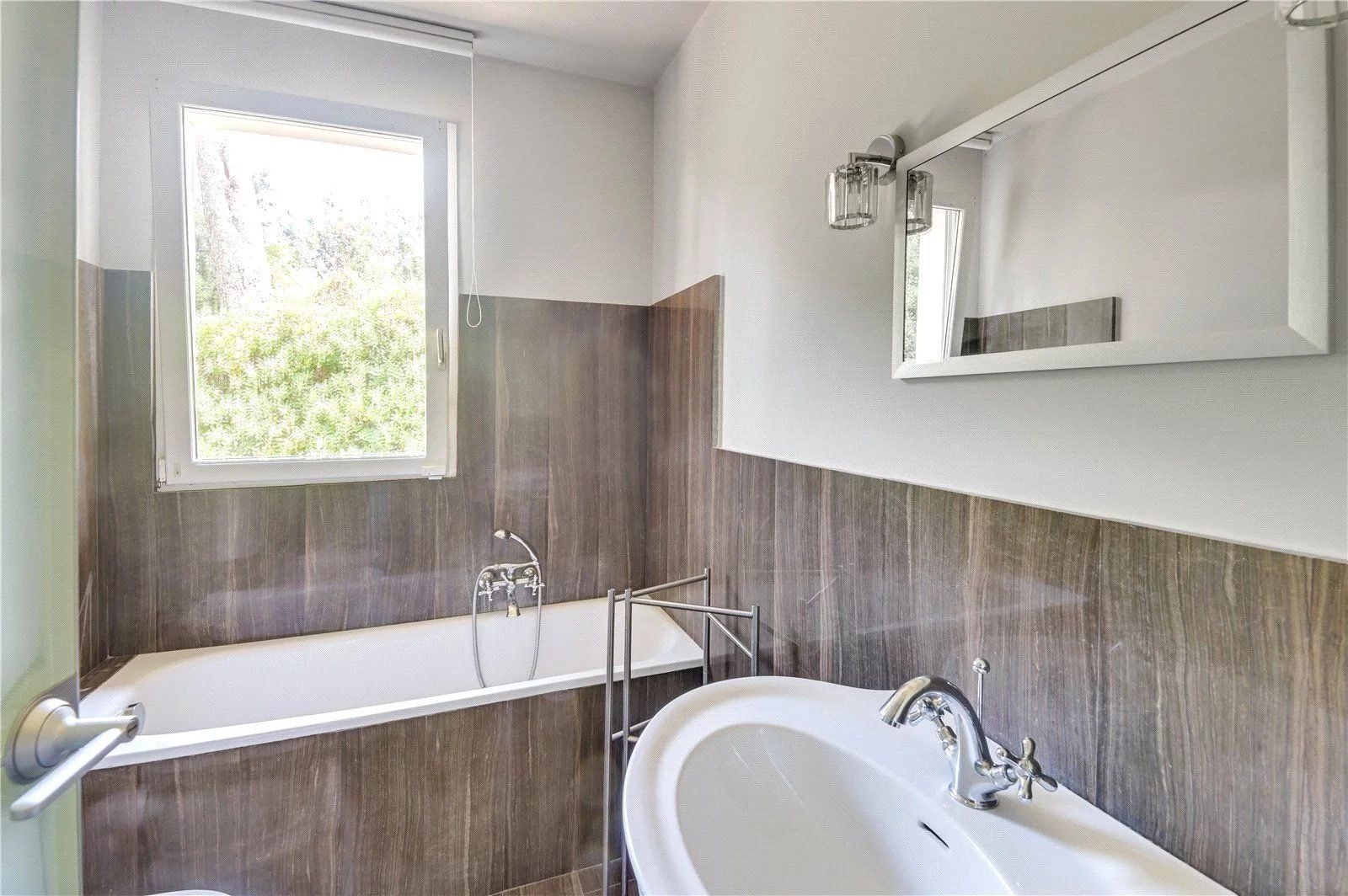 villa 7 Rooms for seasonal rent on Antibes (06160)