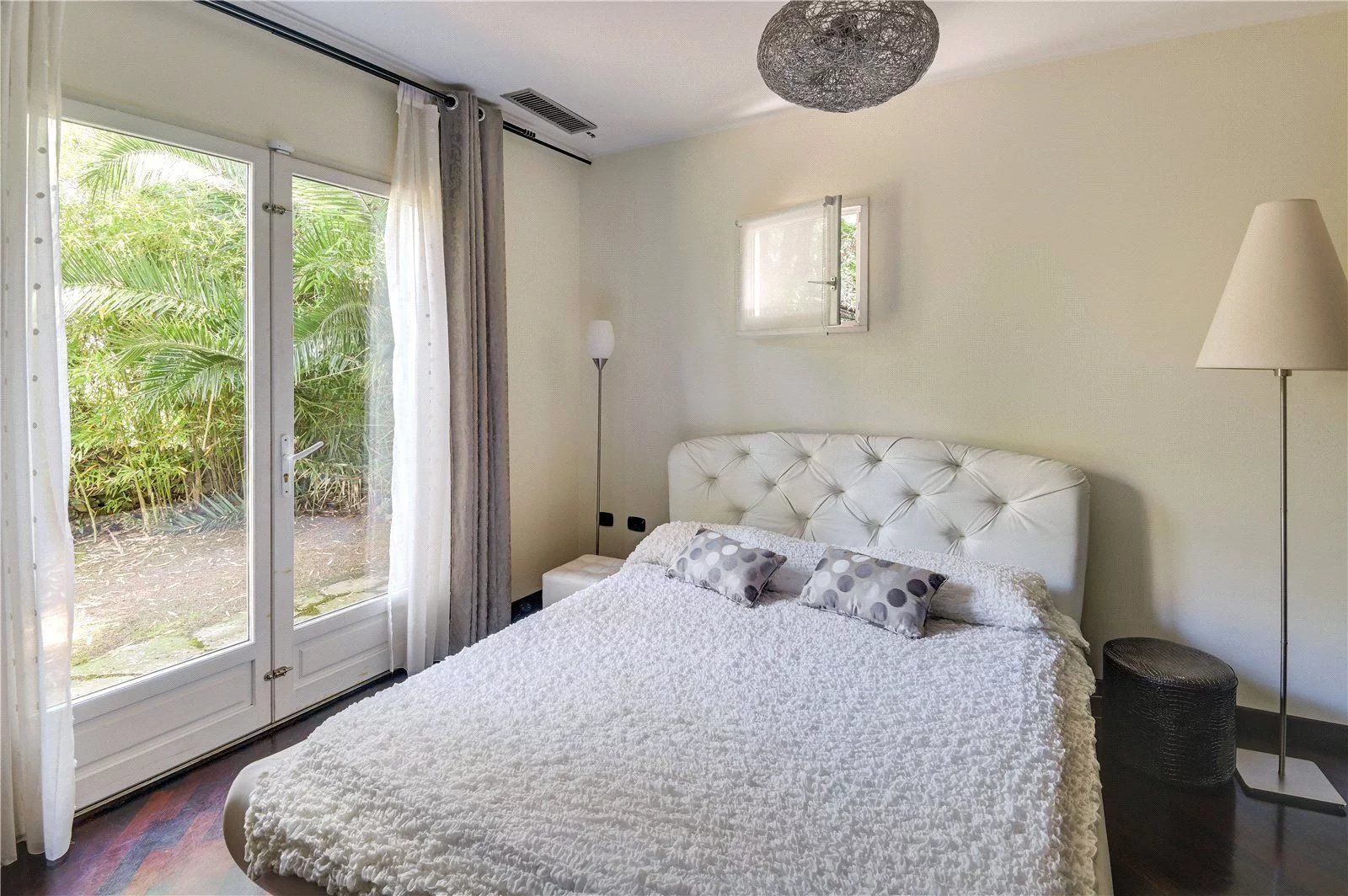 villa 7 Rooms for seasonal rent on Antibes (06160)