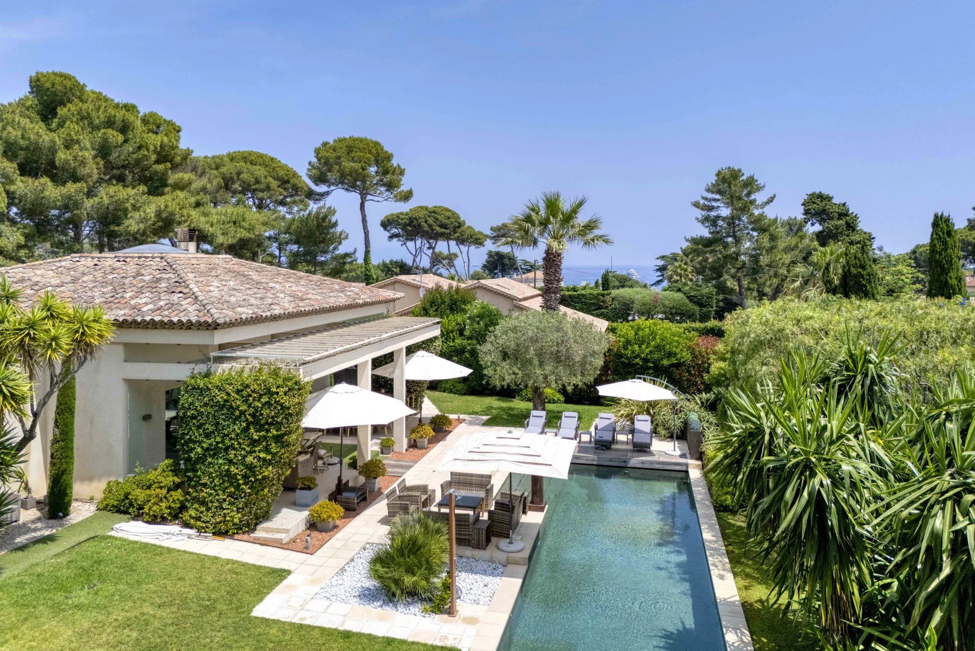 villa 6 Rooms for sale on Antibes (06160)