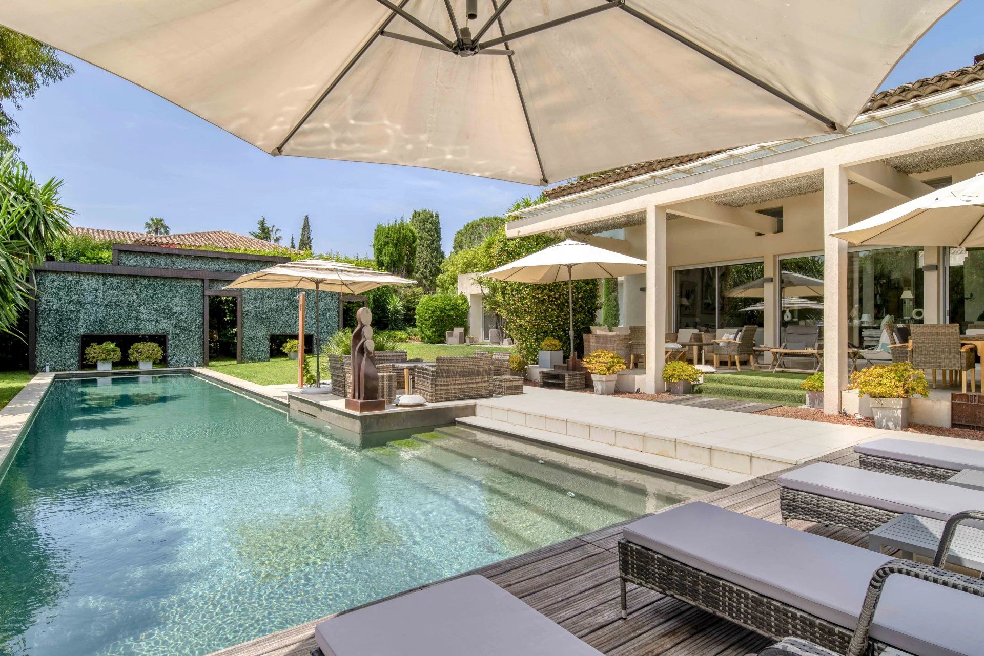 villa 6 Rooms for sale on Antibes (06160)