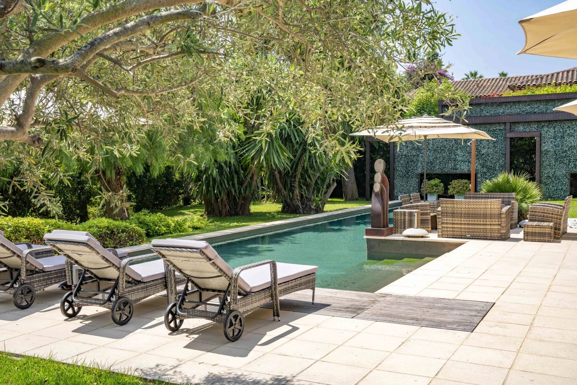 villa 6 Rooms for sale on Antibes (06160)