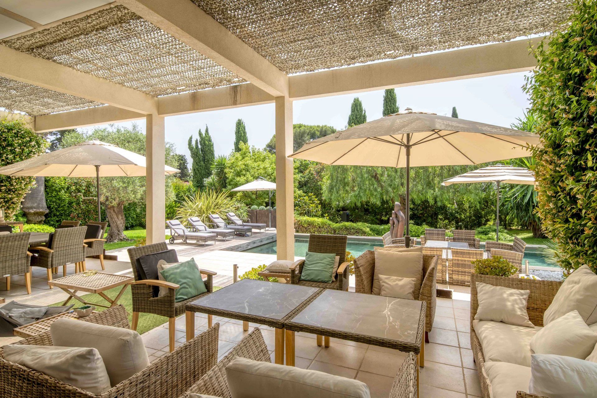 villa 6 Rooms for sale on Antibes (06160)