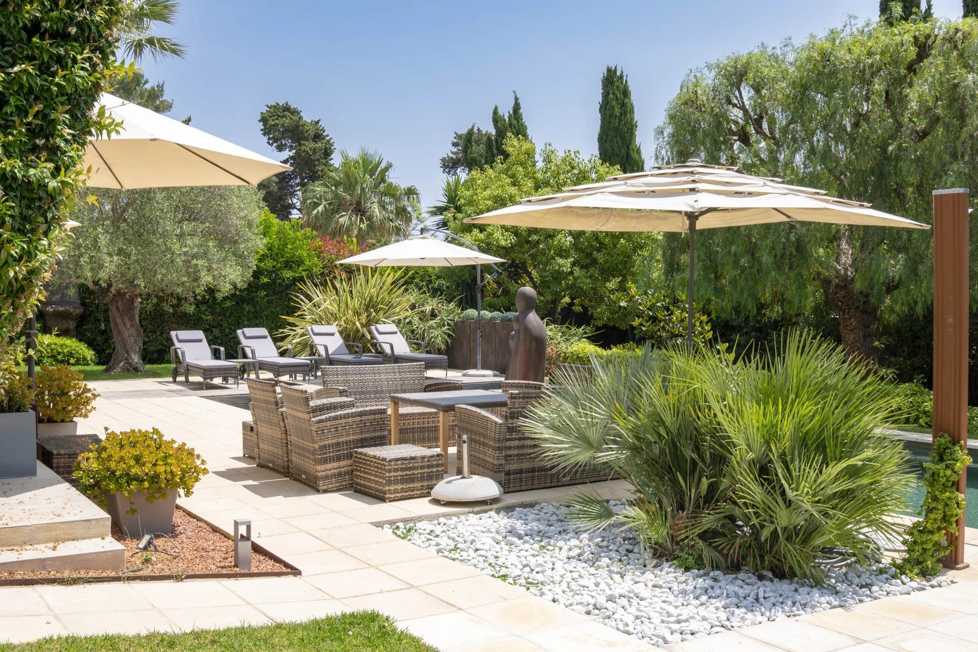 villa 6 Rooms for sale on Antibes (06160)