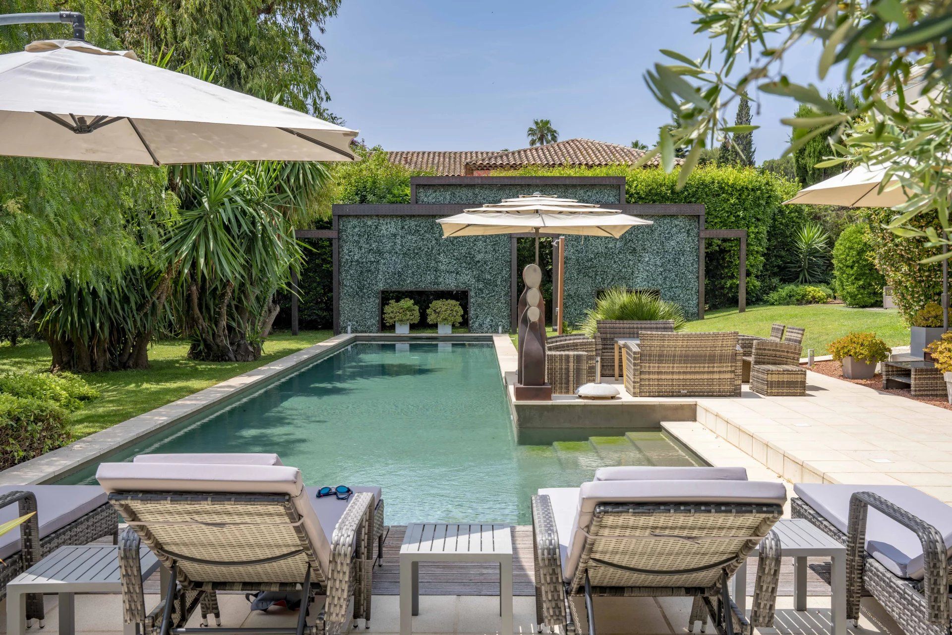 villa 6 Rooms for sale on Antibes (06160)