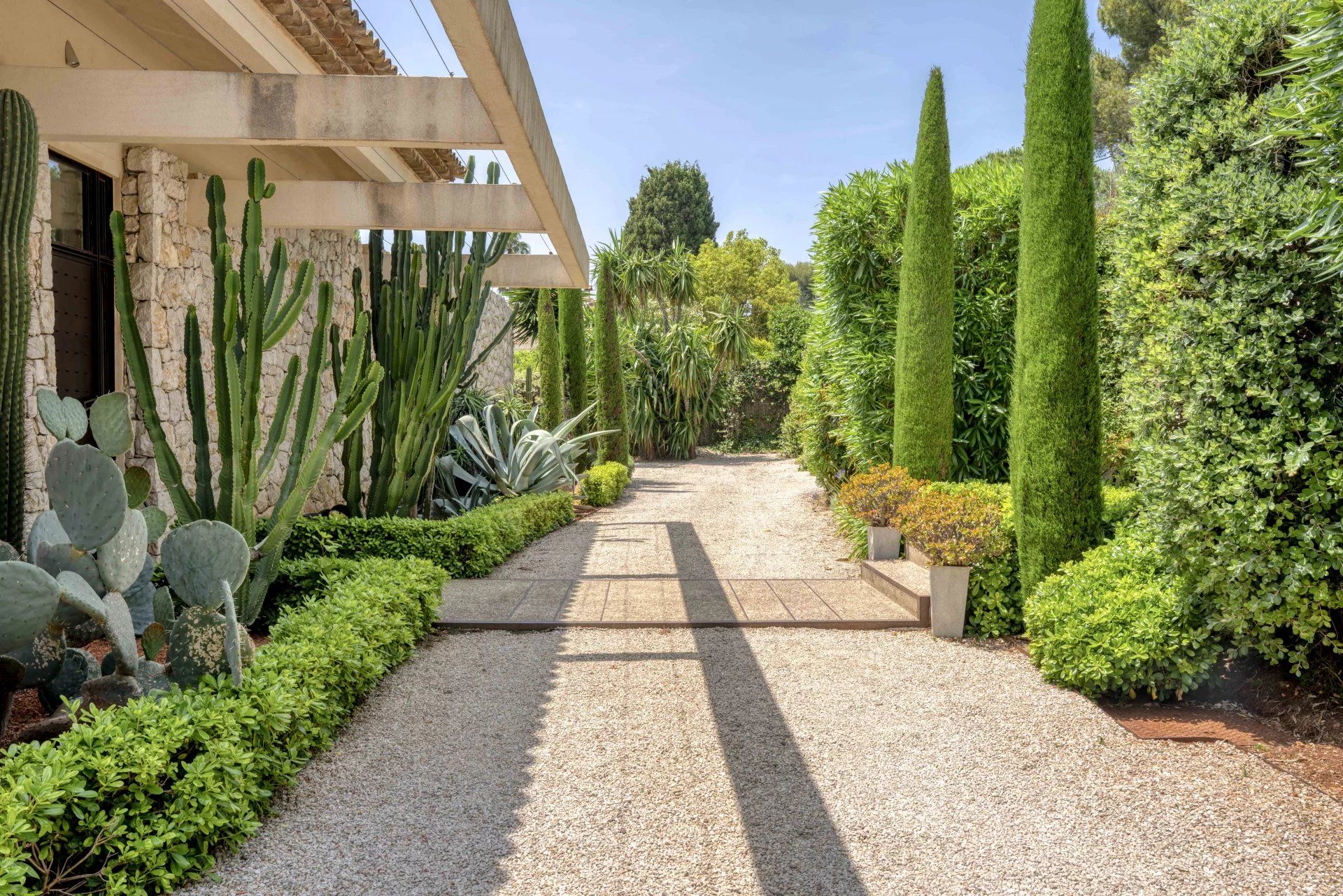 villa 6 Rooms for sale on Antibes (06160)