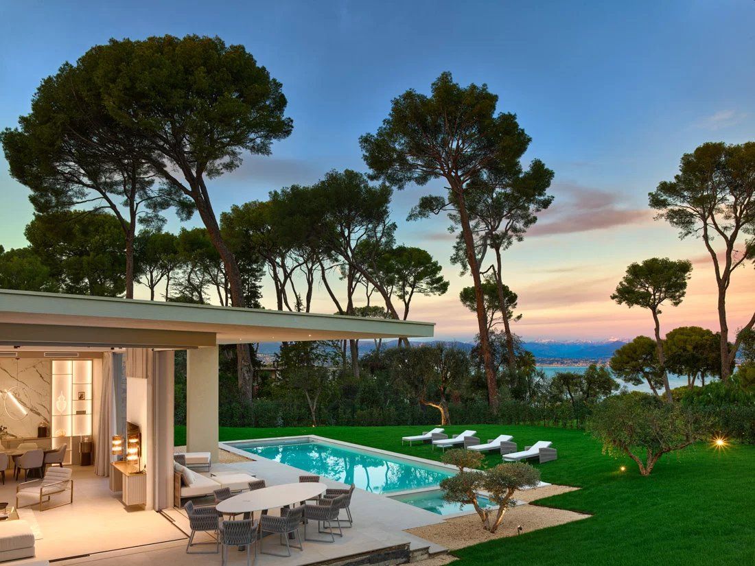 villa 6 Rooms for seasonal rent on Antibes (06160)