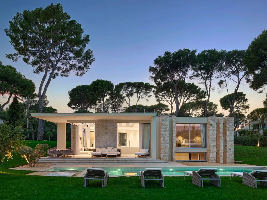 villa 6 Rooms for seasonal rent on Antibes (06160)