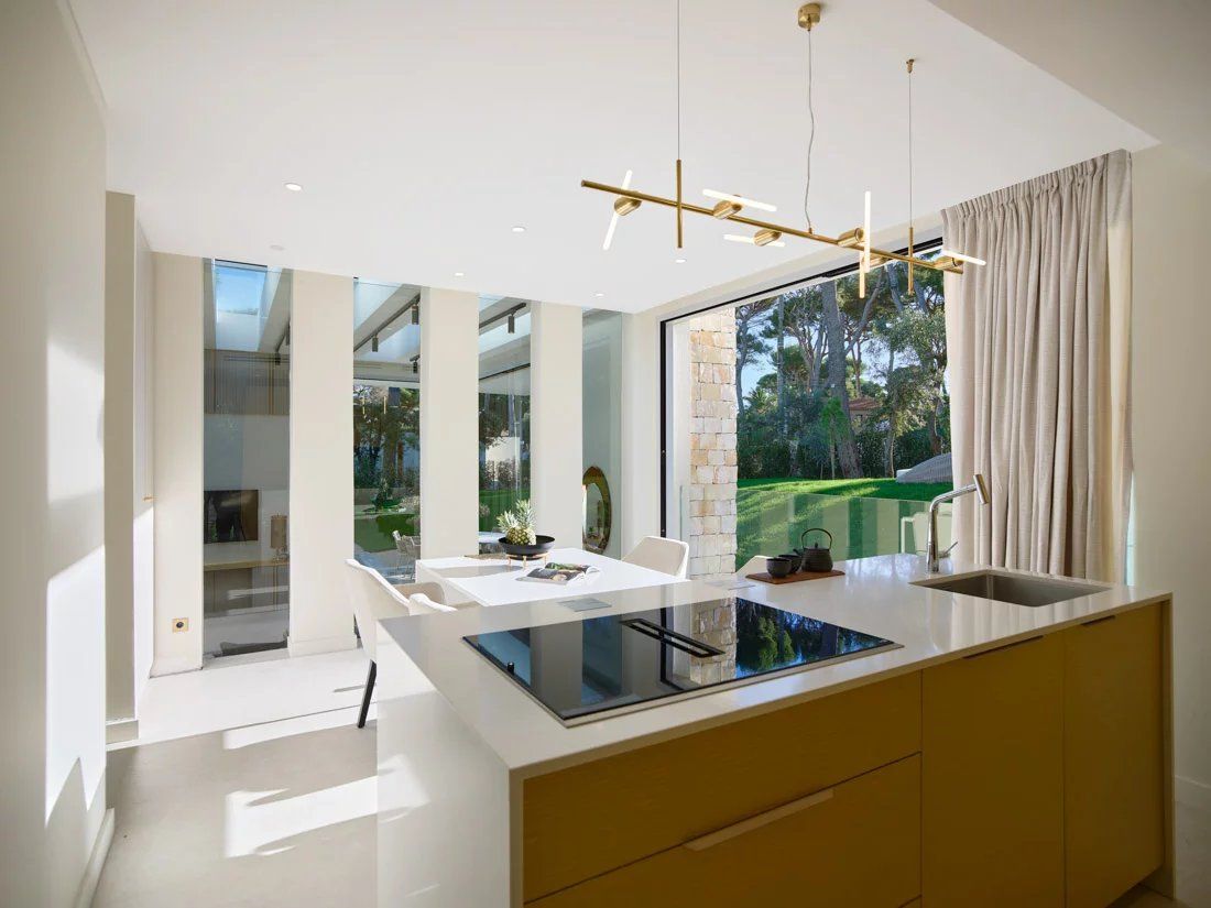 villa 6 Rooms for seasonal rent on Antibes (06160)