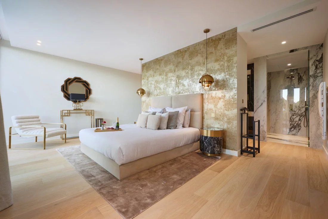 villa 6 Rooms for seasonal rent on Antibes (06160)