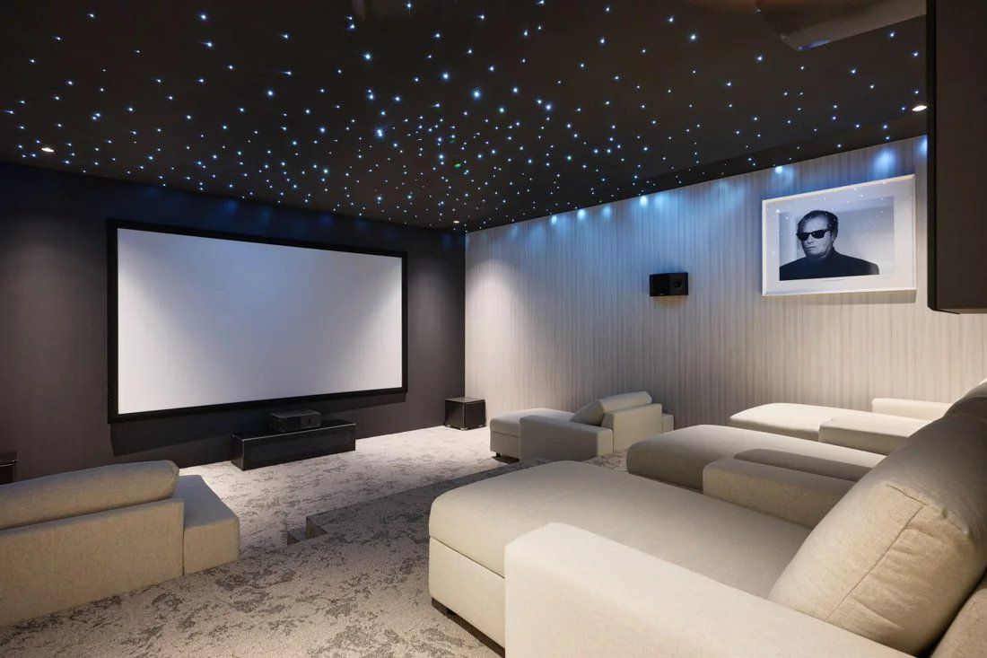 villa 6 Rooms for seasonal rent on Antibes (06160)