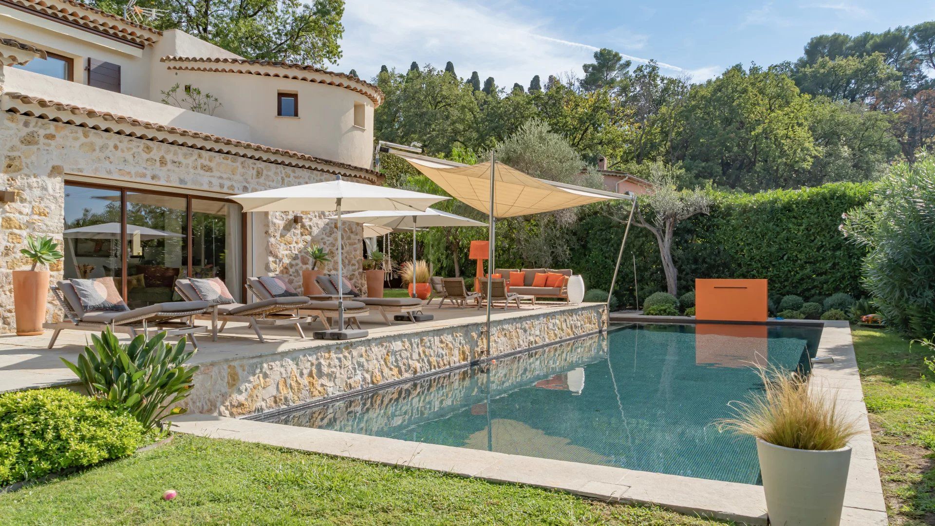 villa 6 Rooms for sale on Mougins (06250)